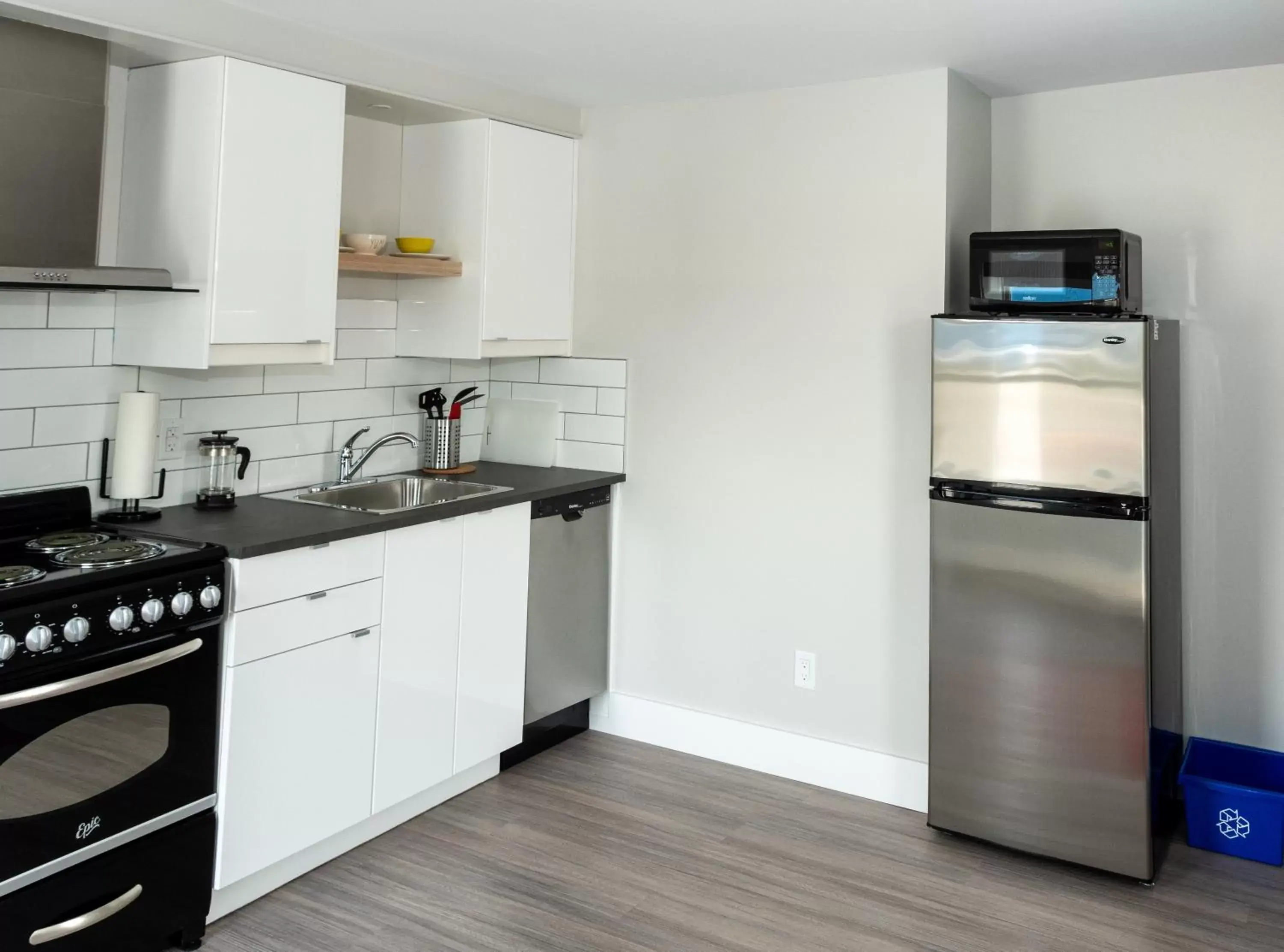 Kitchen or kitchenette, Kitchen/Kitchenette in Morel Executive Suites