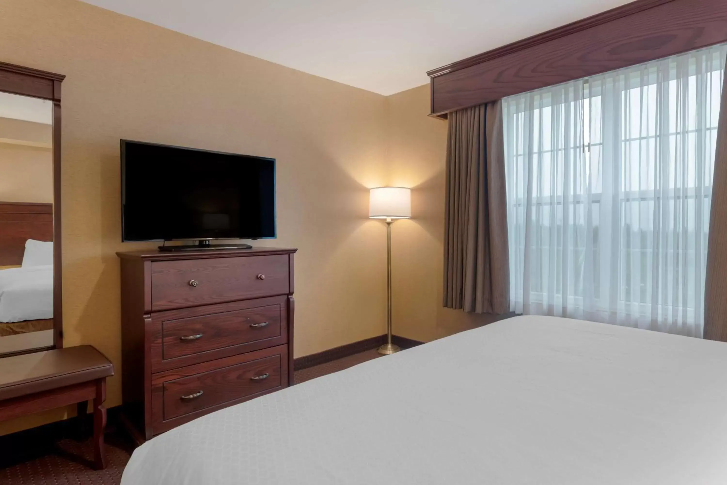 Bedroom, TV/Entertainment Center in Best Western Plus Fredericton Hotel & Suites