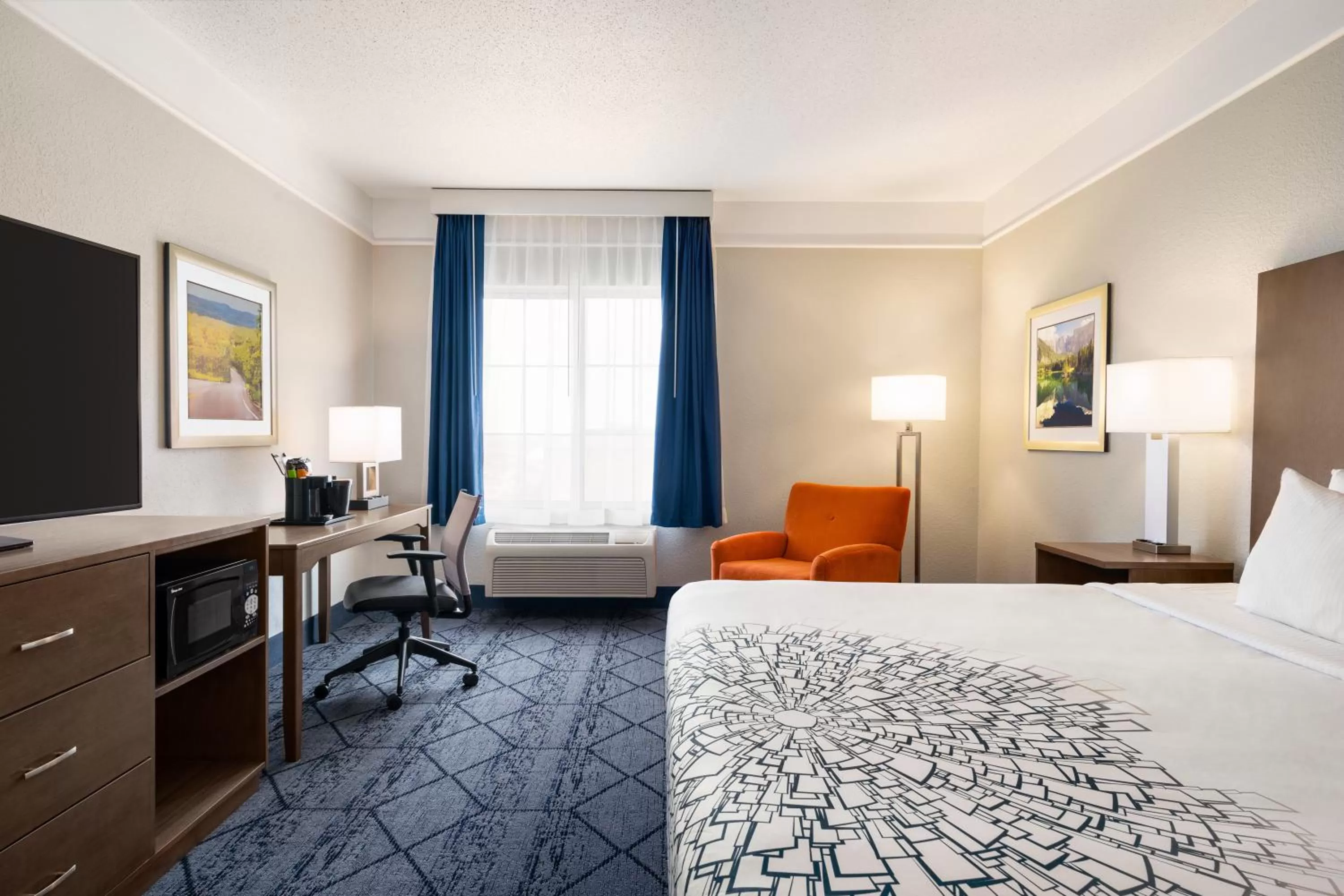 TV and multimedia, Bed in La Quinta Inn and Suites by Wyndham at WaTiki Waterpark