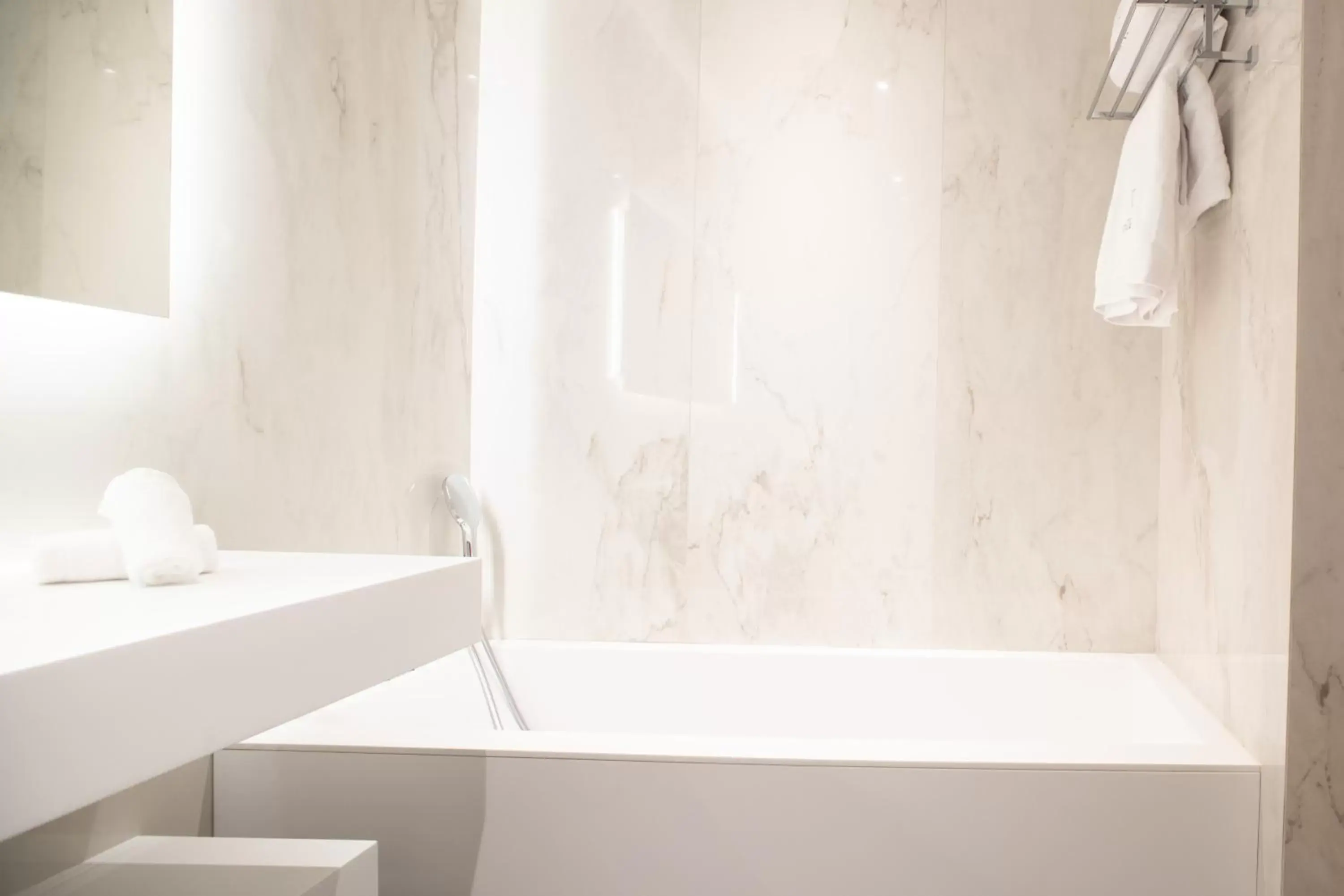 Bath, Bathroom in Villas Foch Boutique Hotel & Spa Bordeaux