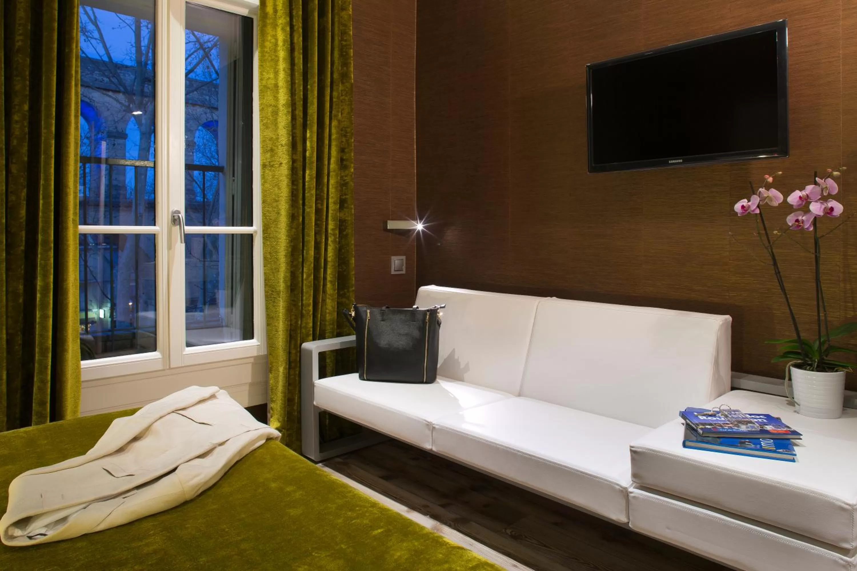 Photo of the whole room, Bed in Hotel des Arceaux