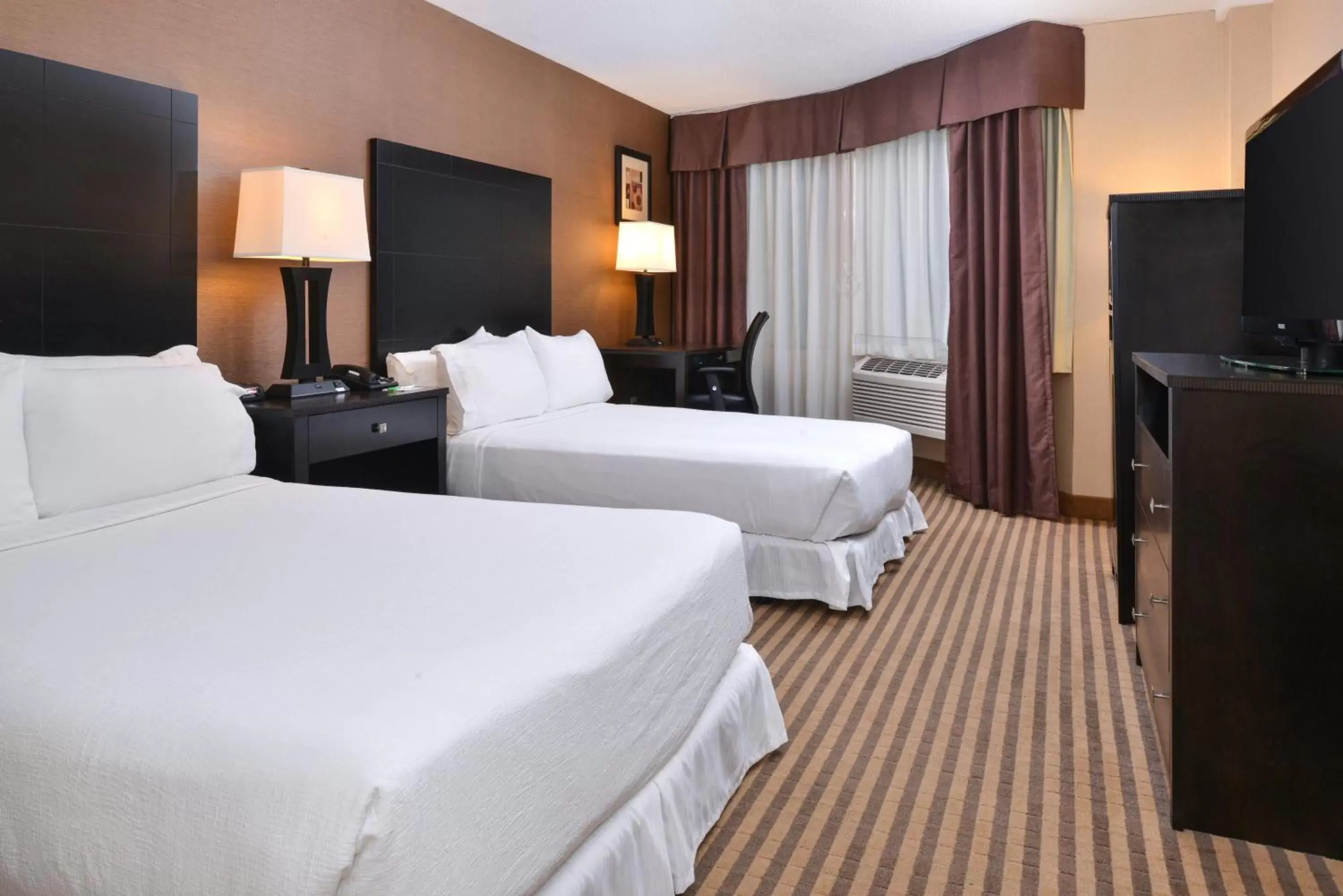 Photo of the whole room, Bed in Holiday Inn Charlotte Center City, an IHG Hotel