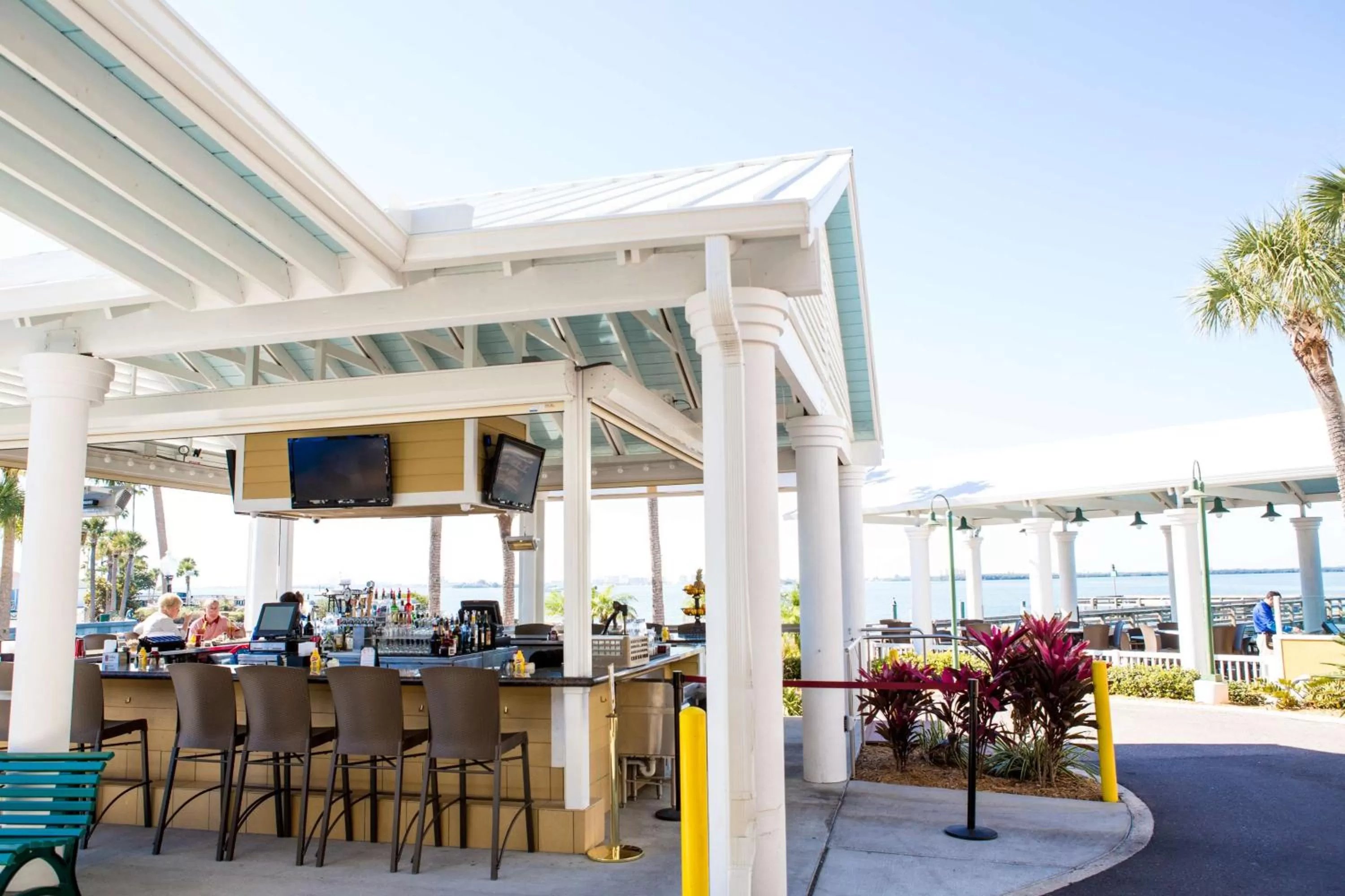 Lounge or bar in Best Western Plus Yacht Harbor Inn