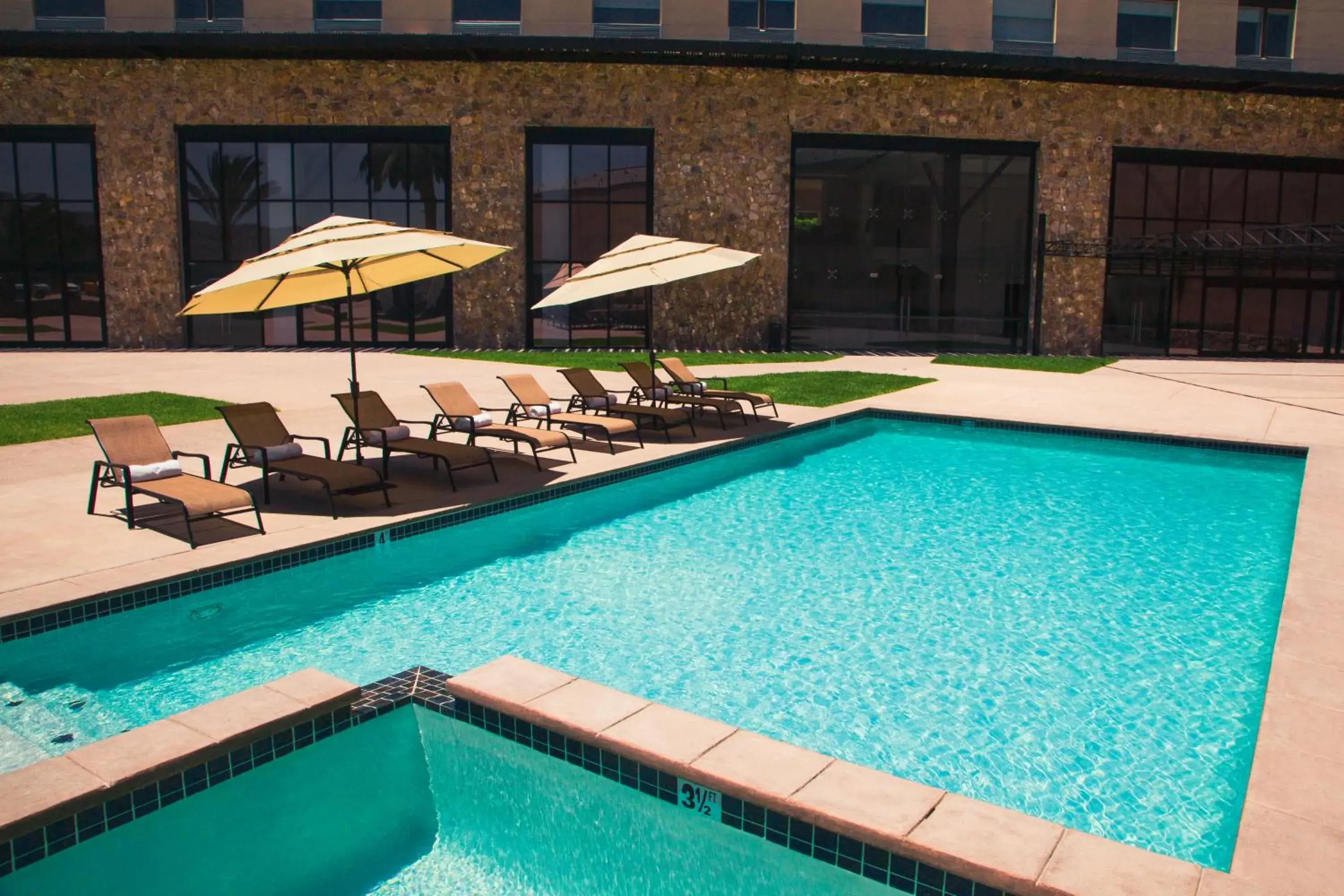 Swimming Pool in Hotel Kumiai Inn