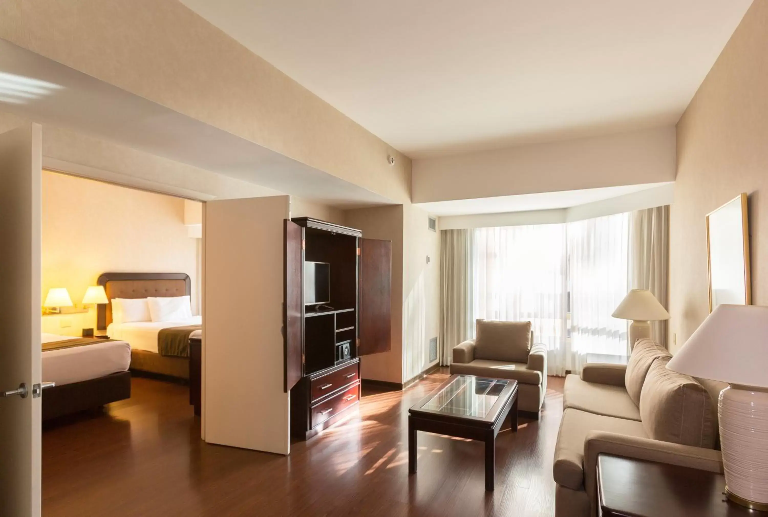 Bed, Seating Area in Hotel Clarion Suites Guatemala