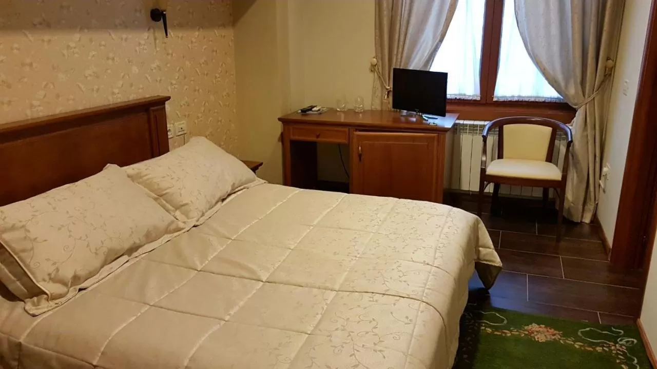 Bedroom, Bed in Vila Sigal Pogradec