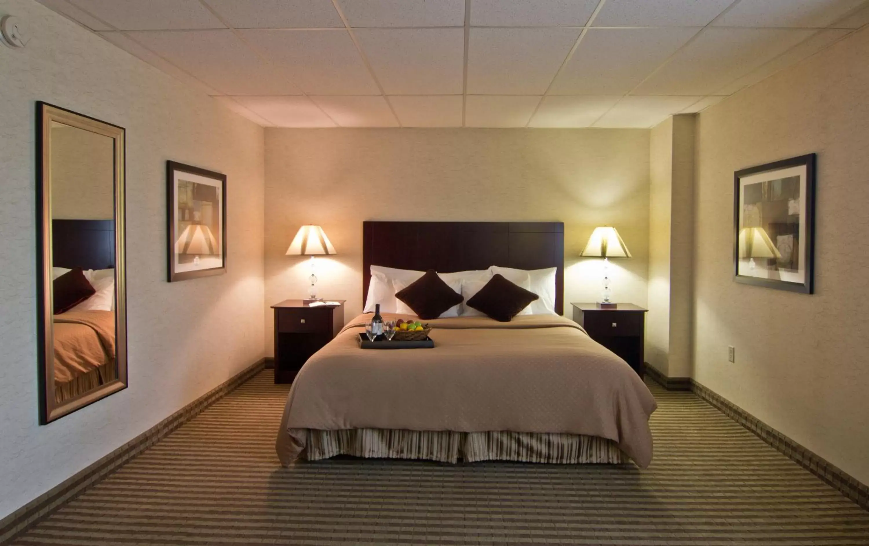 Photo of the whole room, Bed in Christopher Inn and Suites