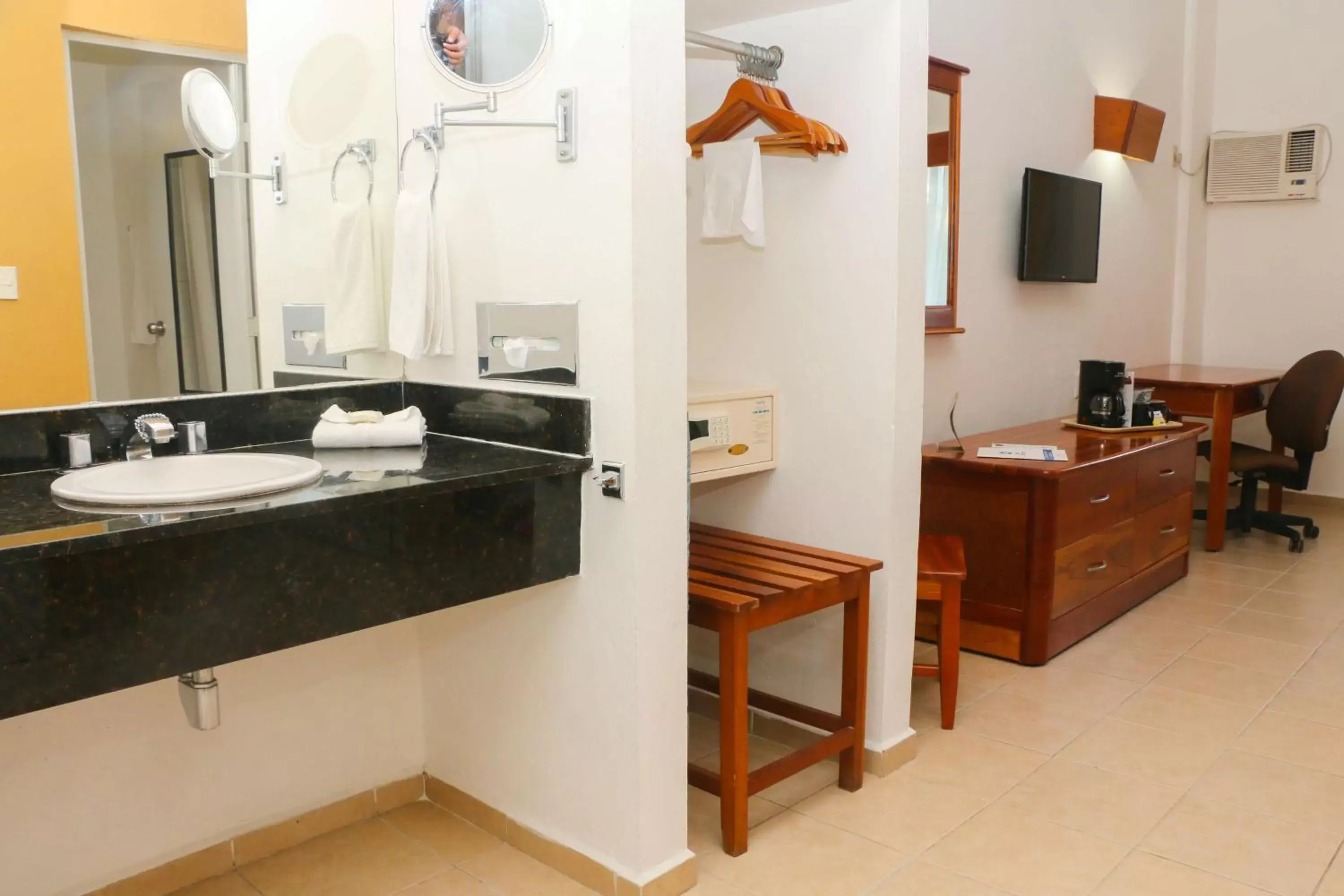 Photo of the whole room, Bathroom in Best Western Riviera Tuxpan