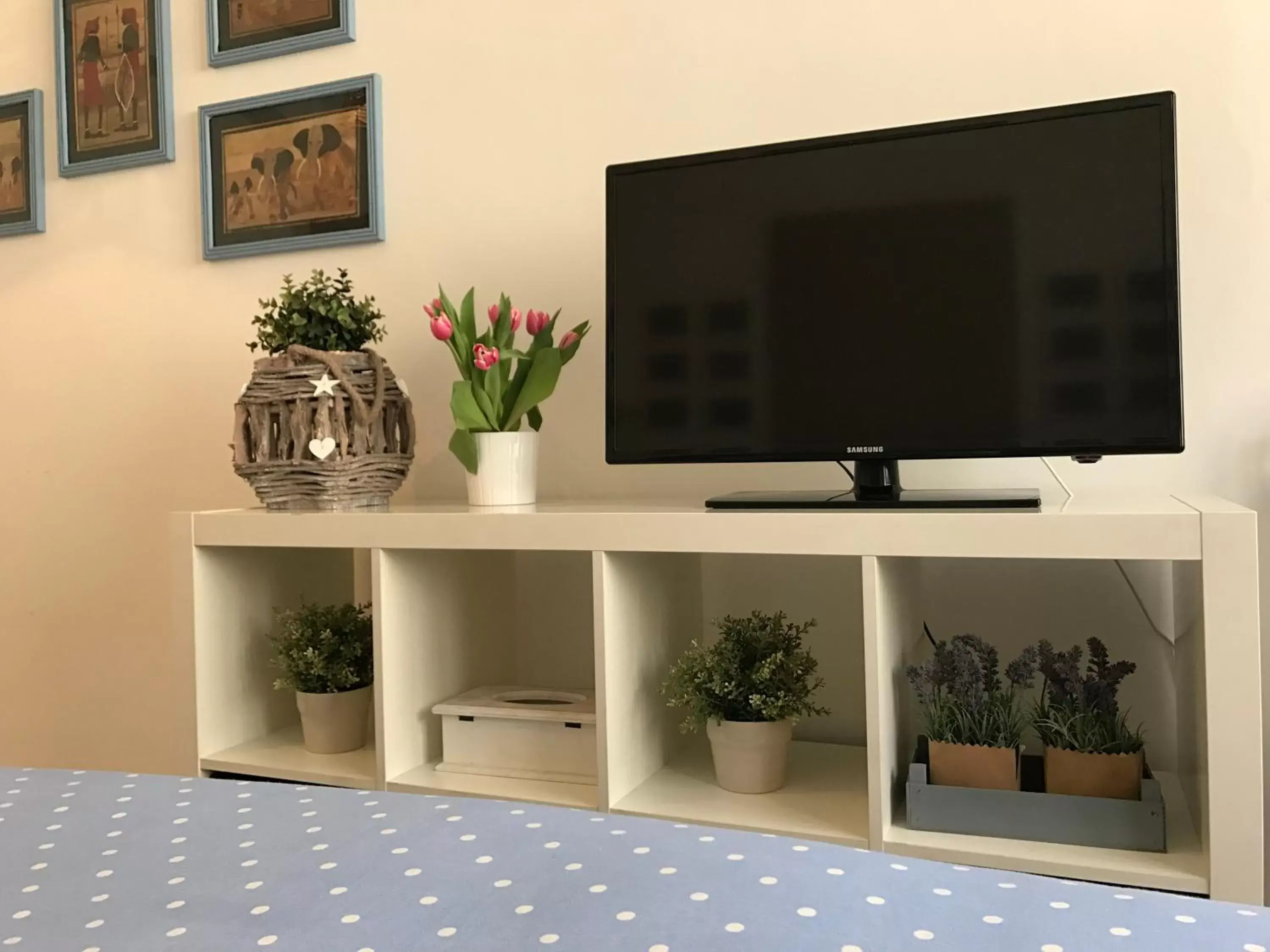 TV/Entertainment Center in RighePois