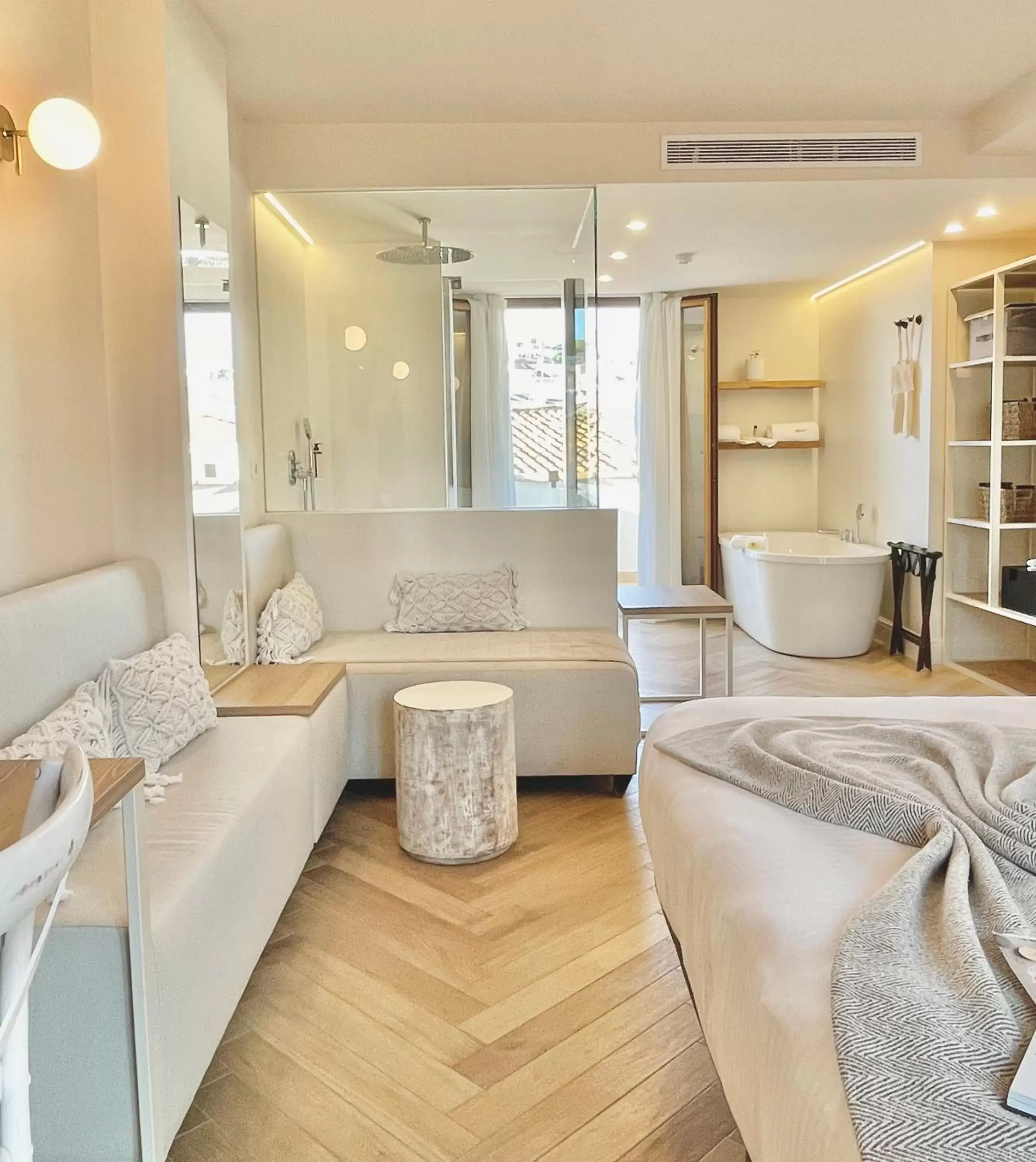 Seating area, Bathroom in Hotel Abaco Altea