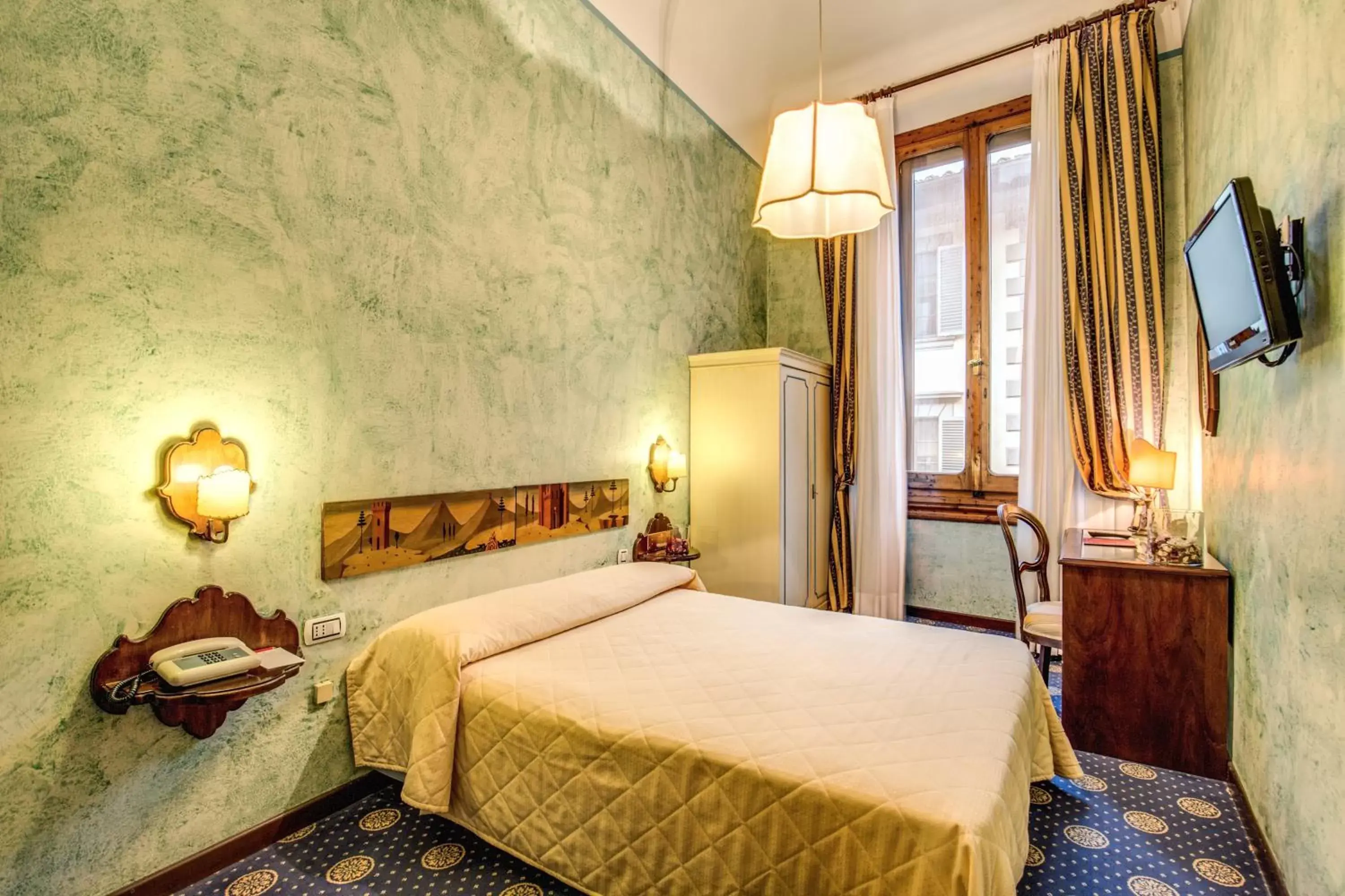 Photo of the whole room, Room Photo in Hotel Croce Di Malta