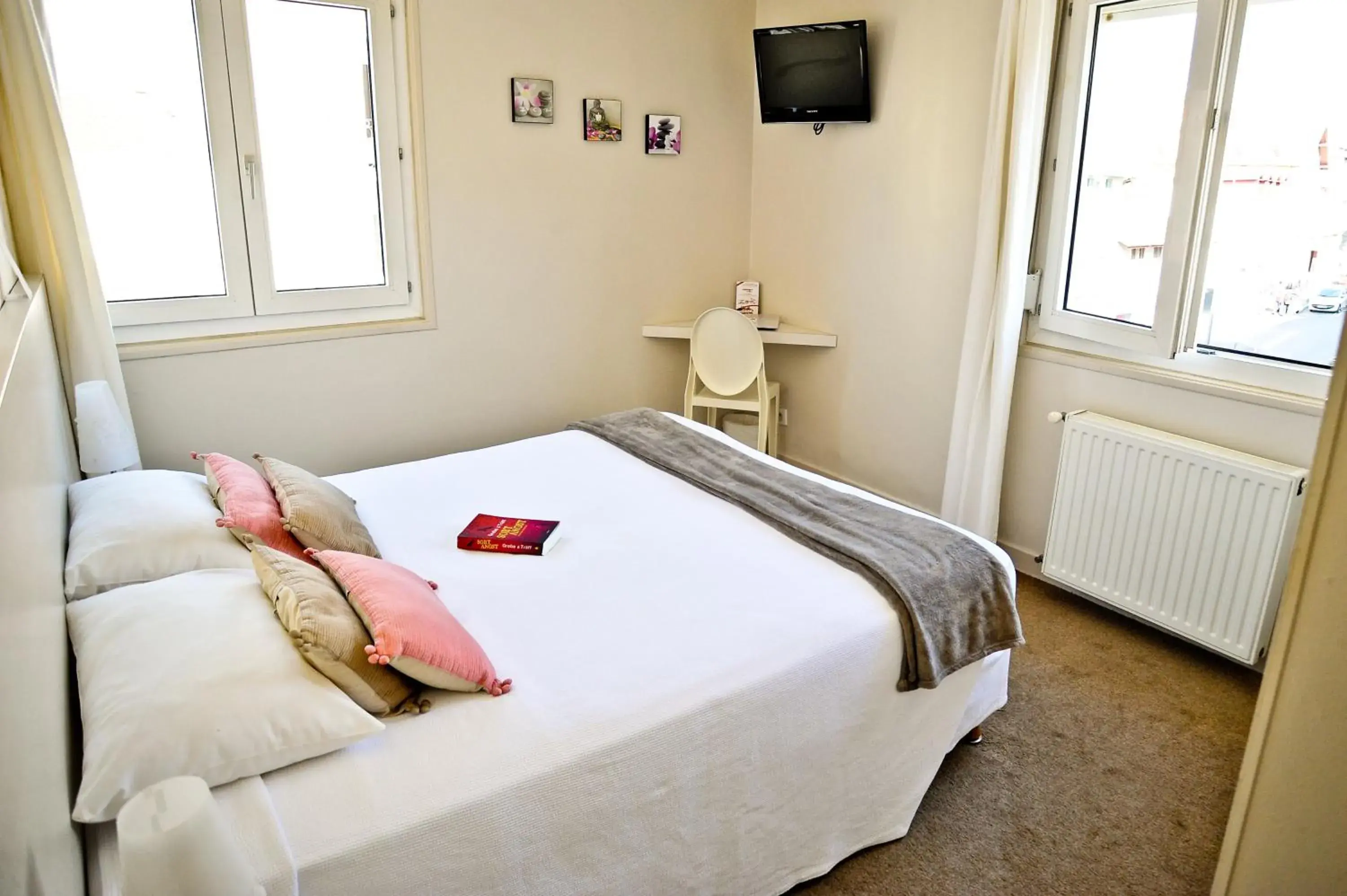 Bedroom, Bed in Hôtel Oxo