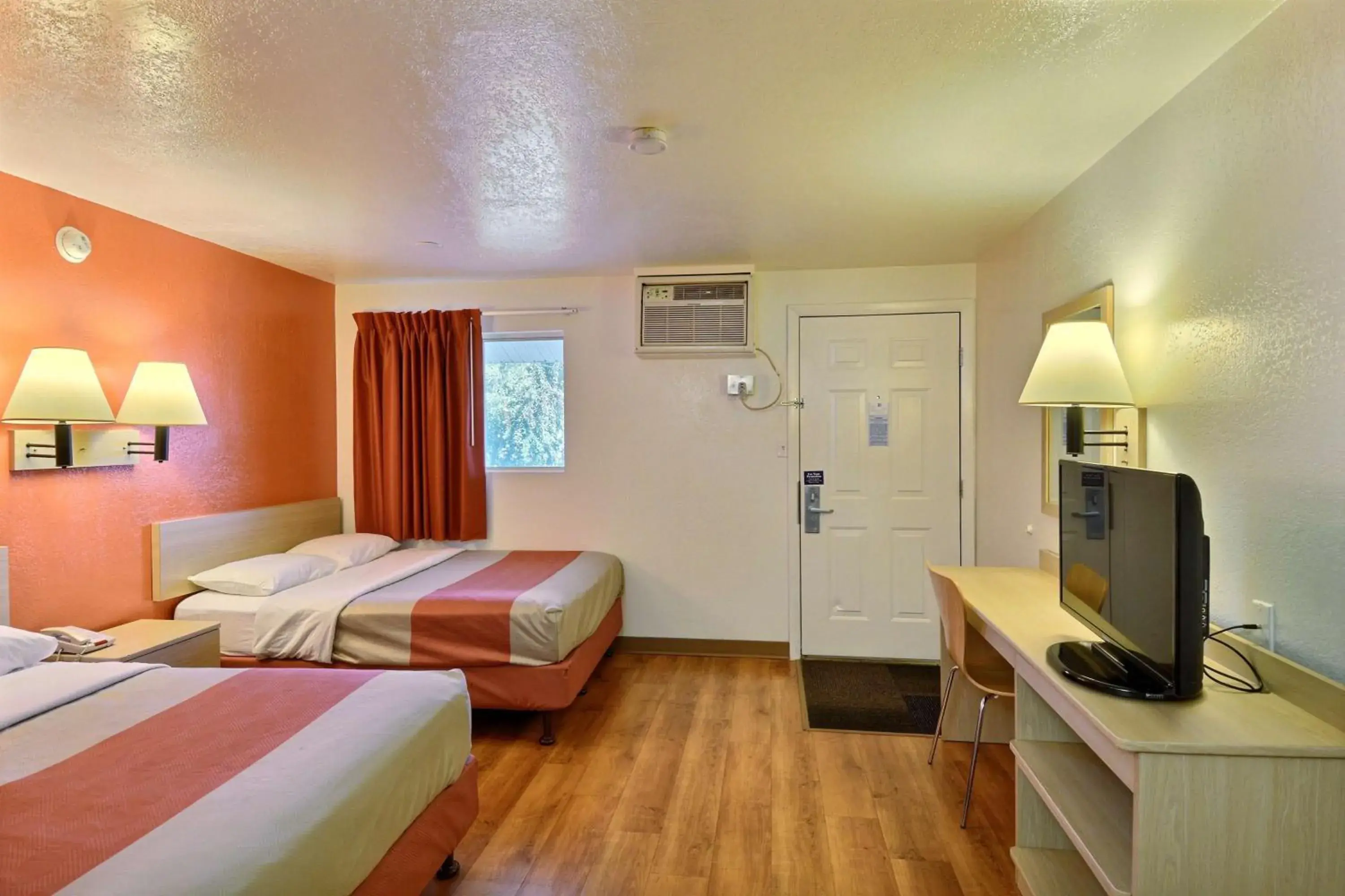 Photo of the whole room, Room Photo in Travelodge by Wyndham Brattleboro VT