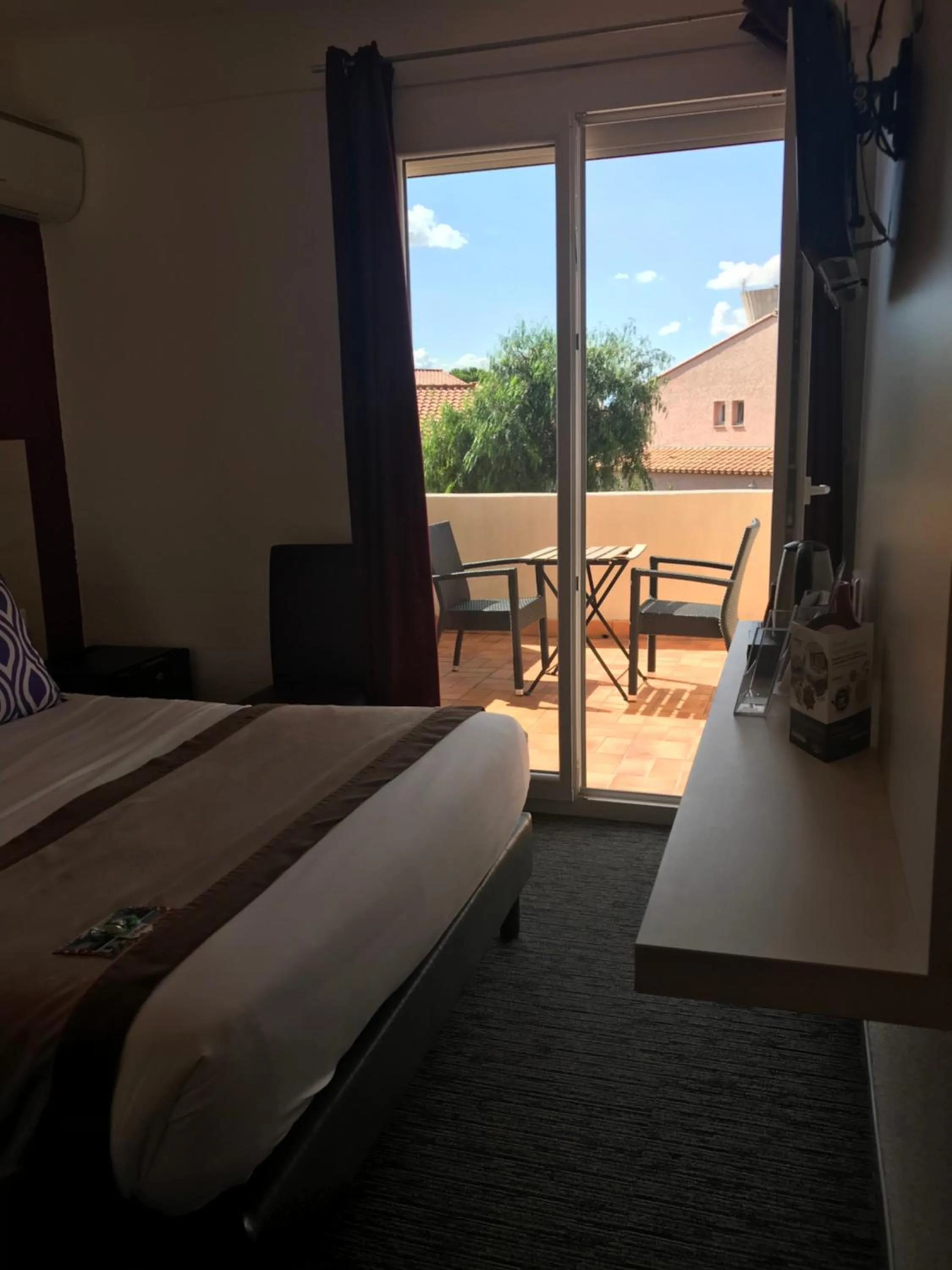 Balcony/Terrace, Bed in Le Regina Hôtel et restaurant Canet-plage