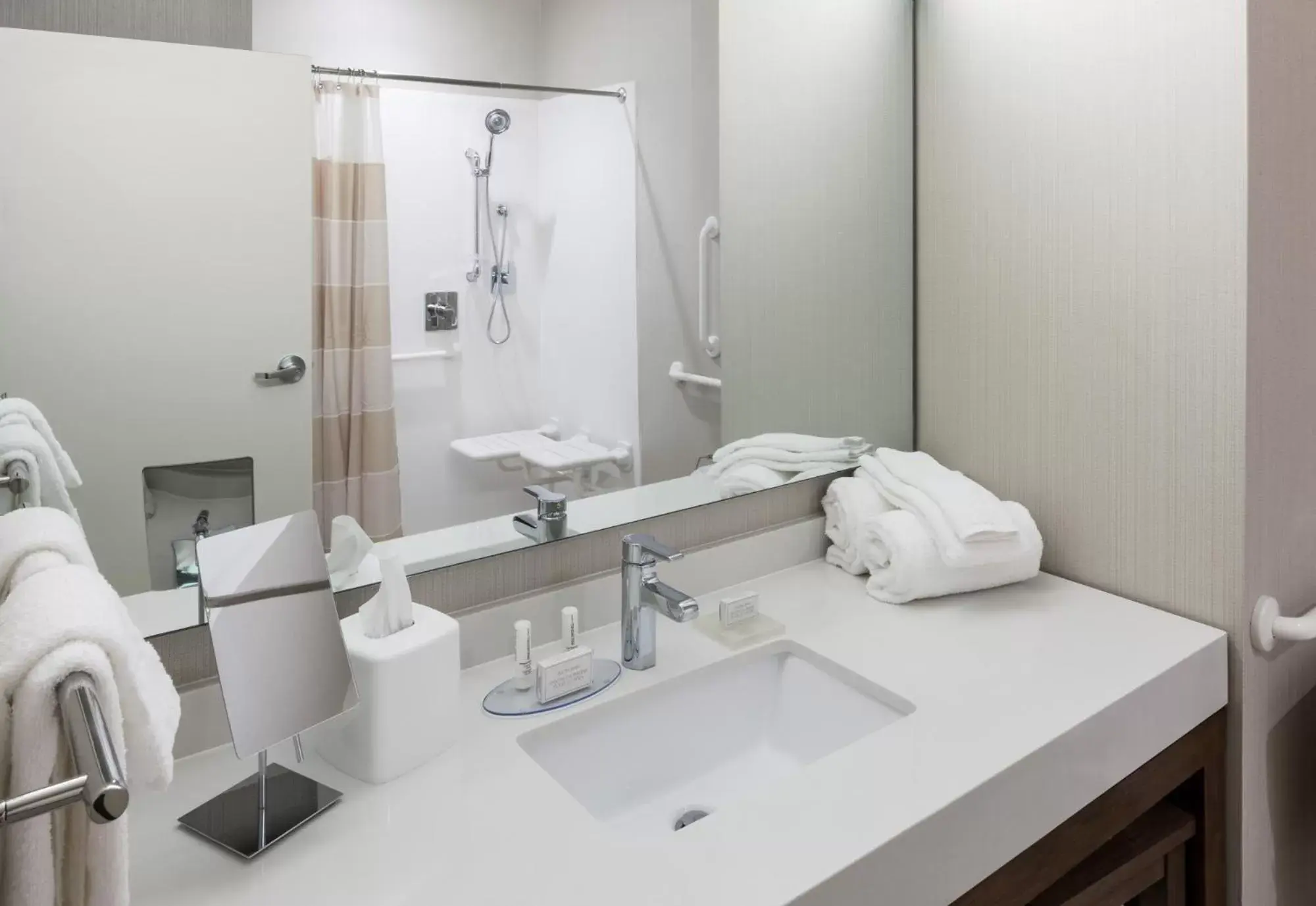 Bathroom in Courtyard by Marriott Houston North/Shenandoah