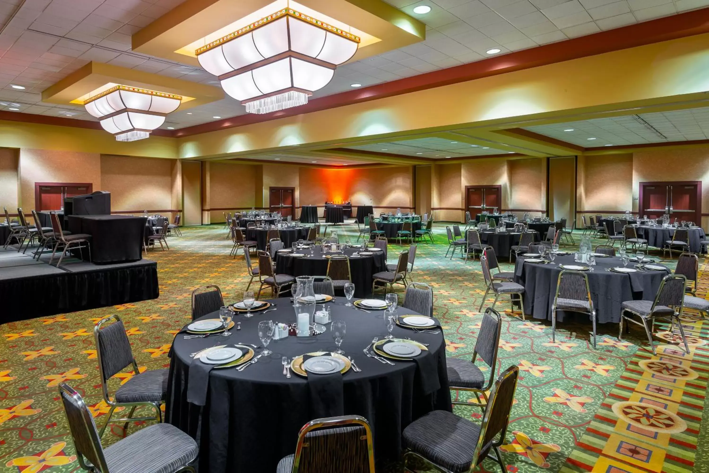 Meeting/conference room, Restaurant/Places to Eat in University Plaza Hotel