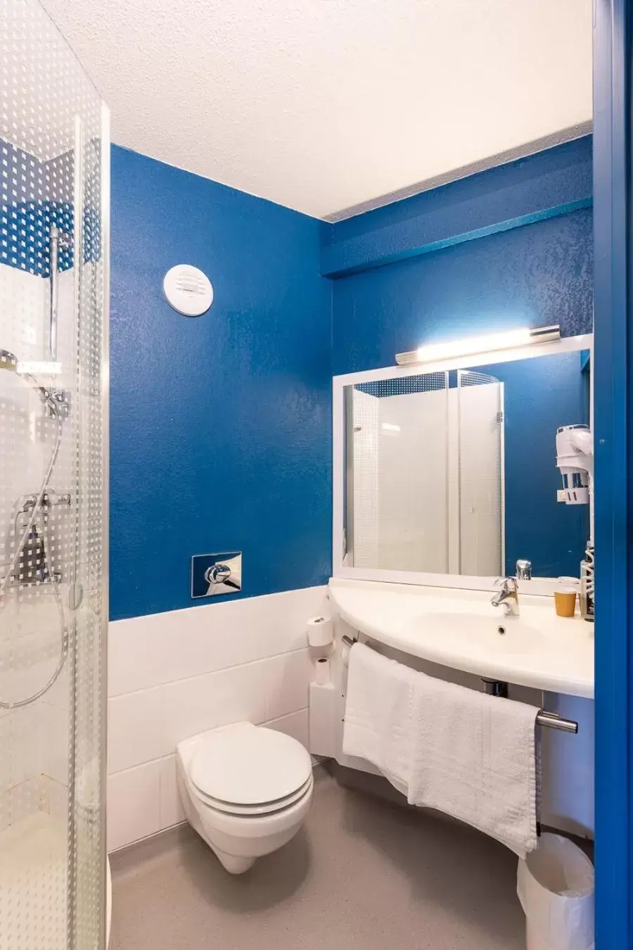 Bathroom in ibis Budget Millau Viaduc