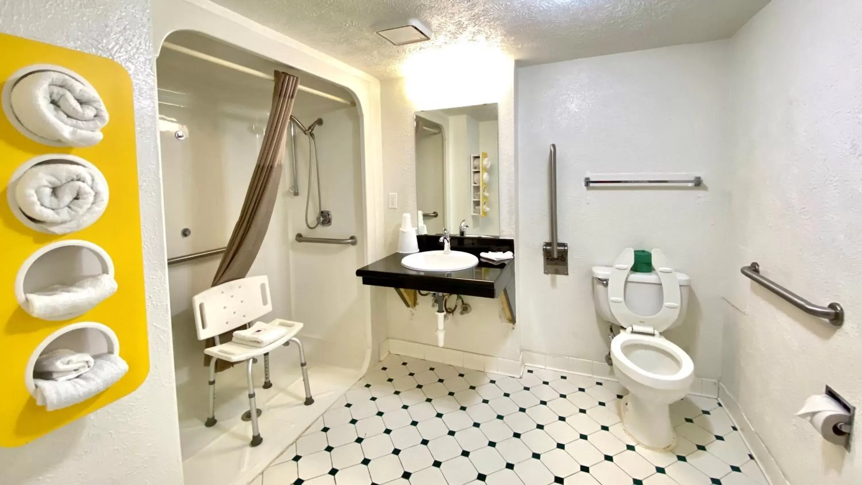 Toilet, Bathroom in Motel 6-Beaumont, TX