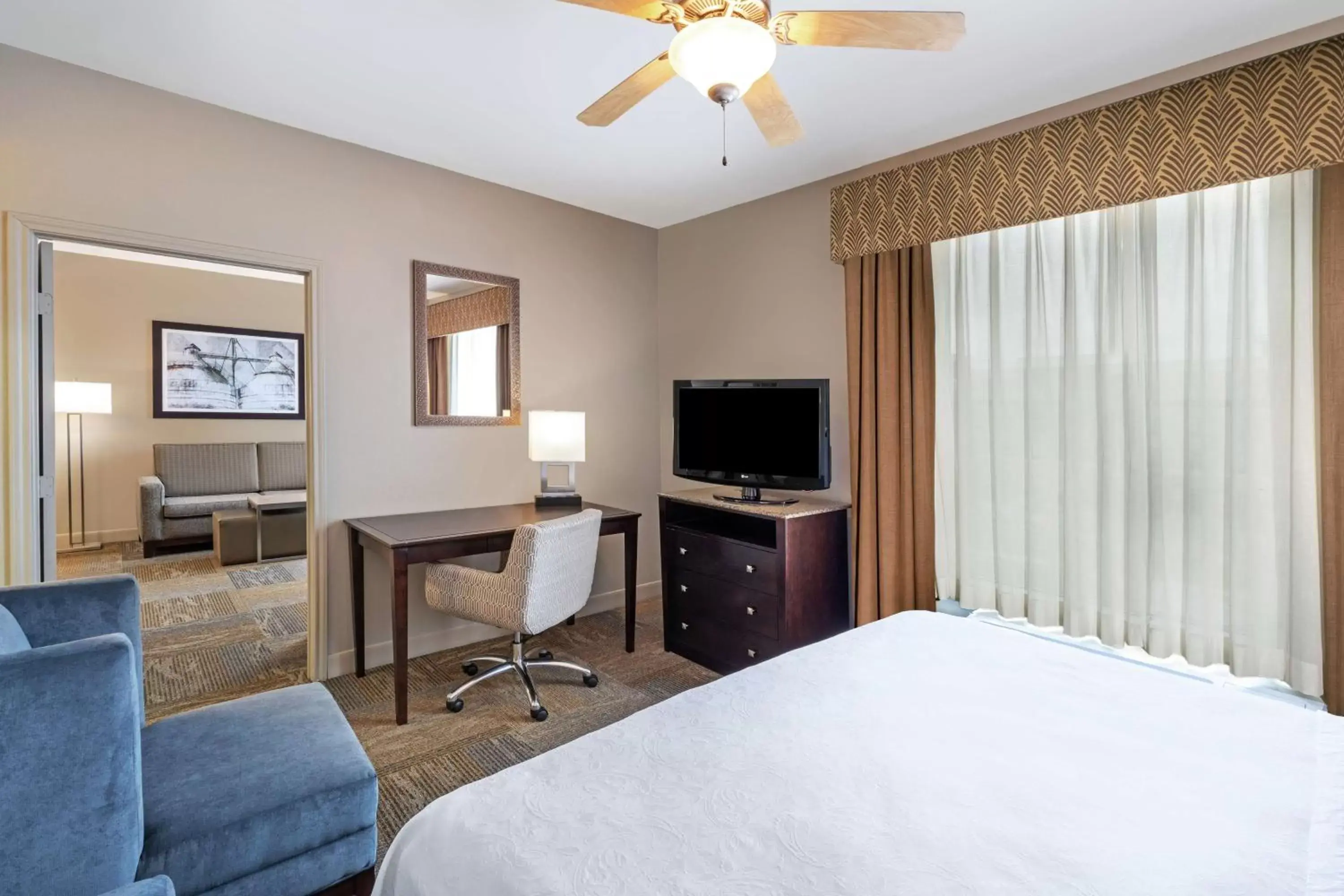 Bedroom, TV/Entertainment Center in Homewood Suites by Hilton Waco