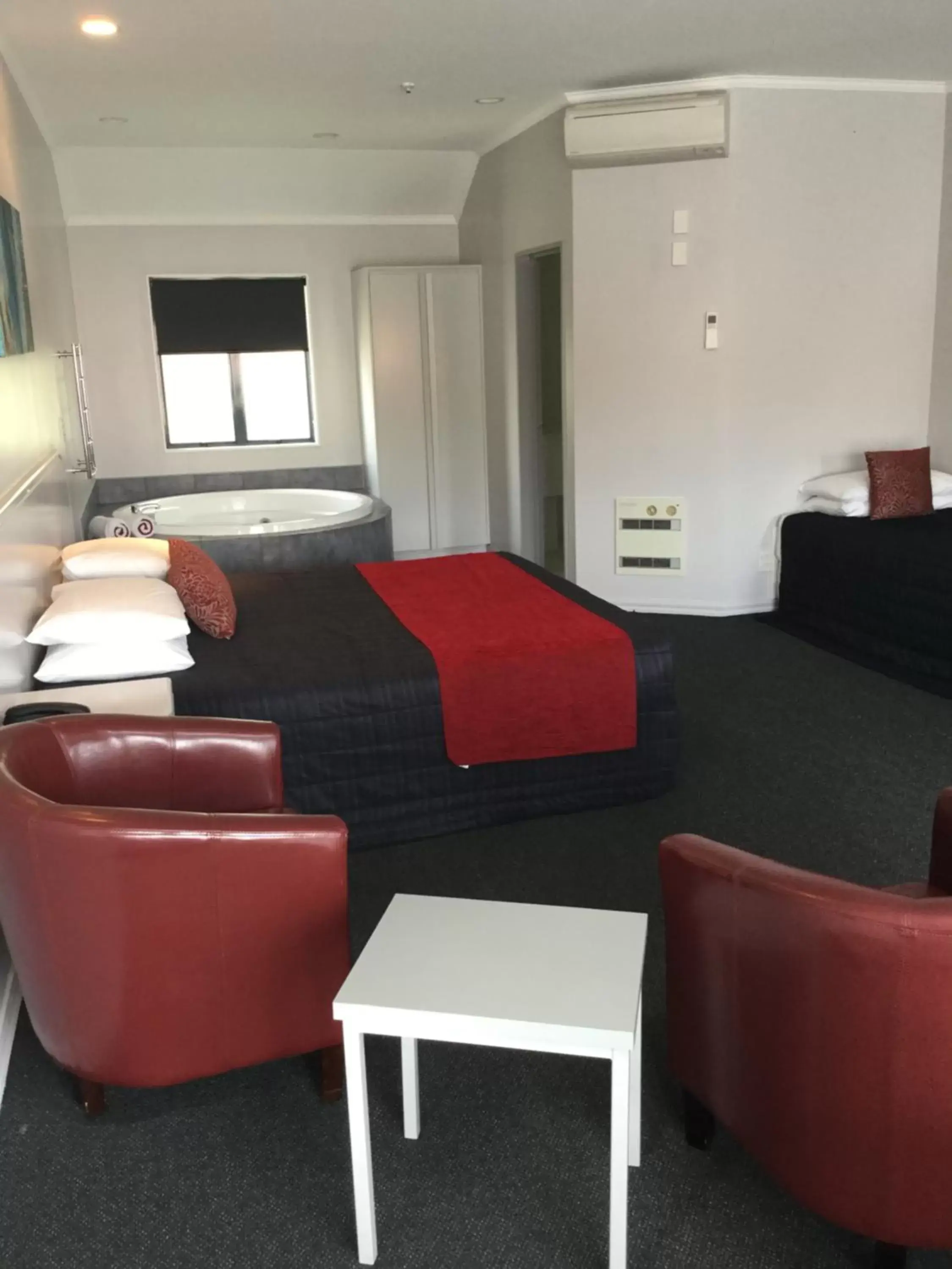 Seating area, Bed in Aubyn Court Spa Motel