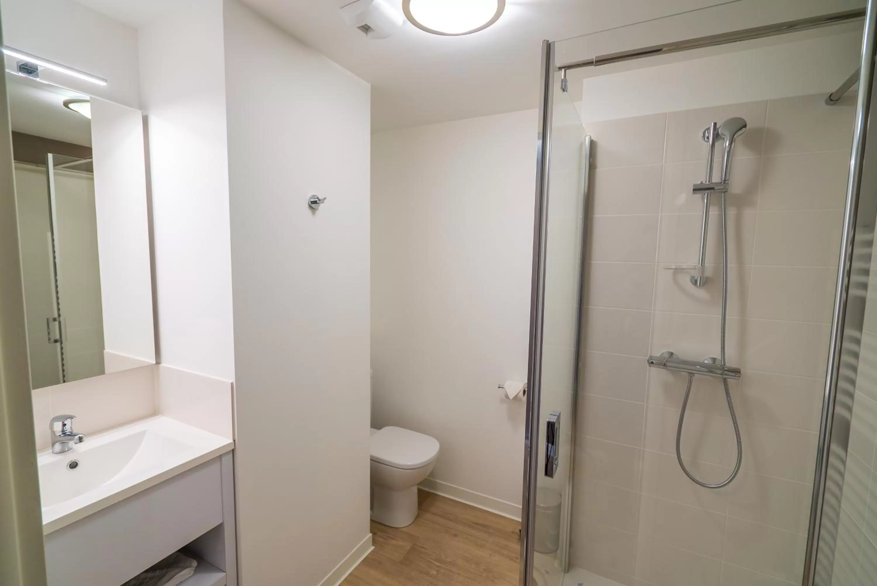 Bathroom in All Suites Appart Hôtel - Choisy-le-Roi