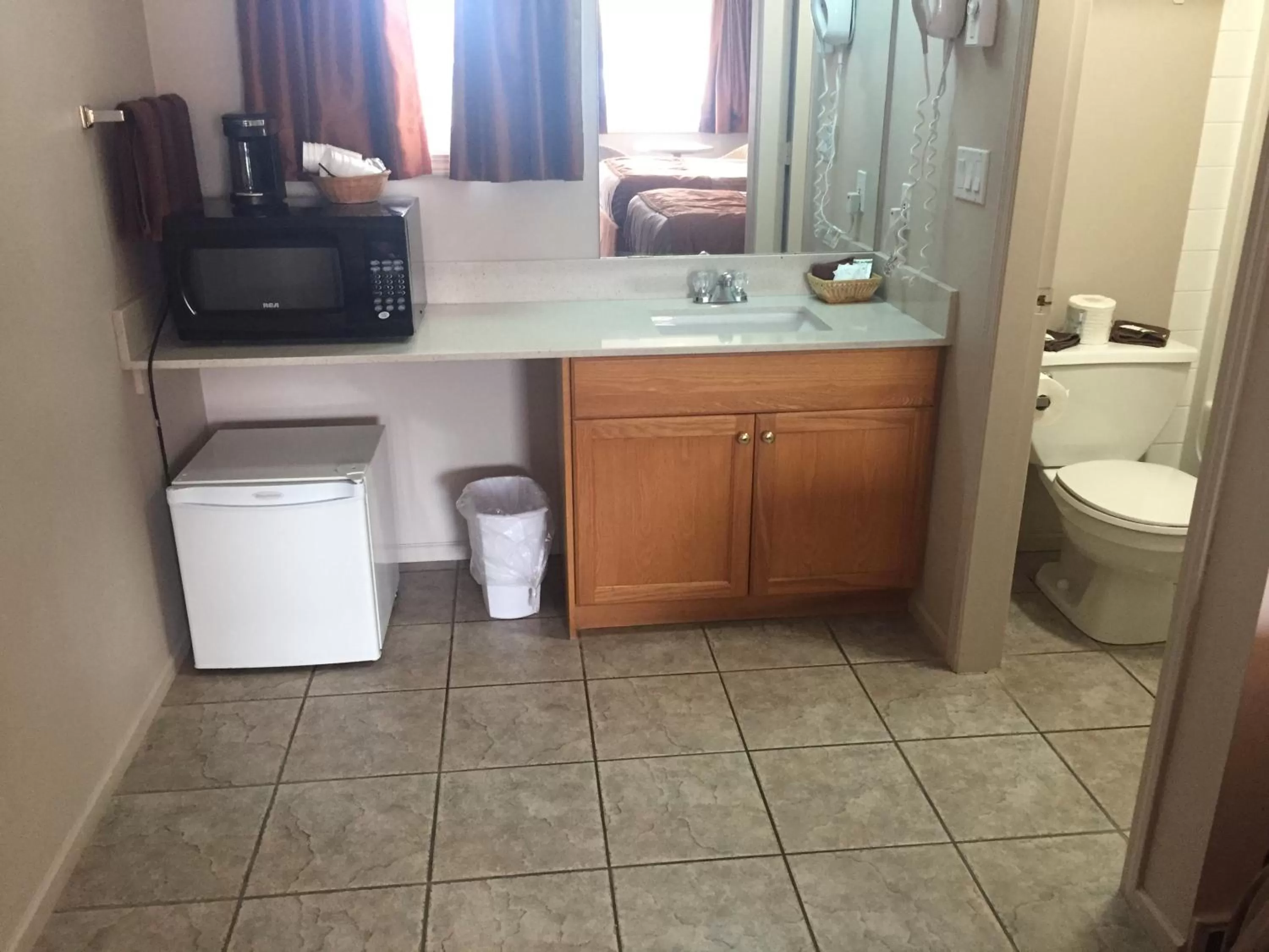 Toilet in Avalon Inn