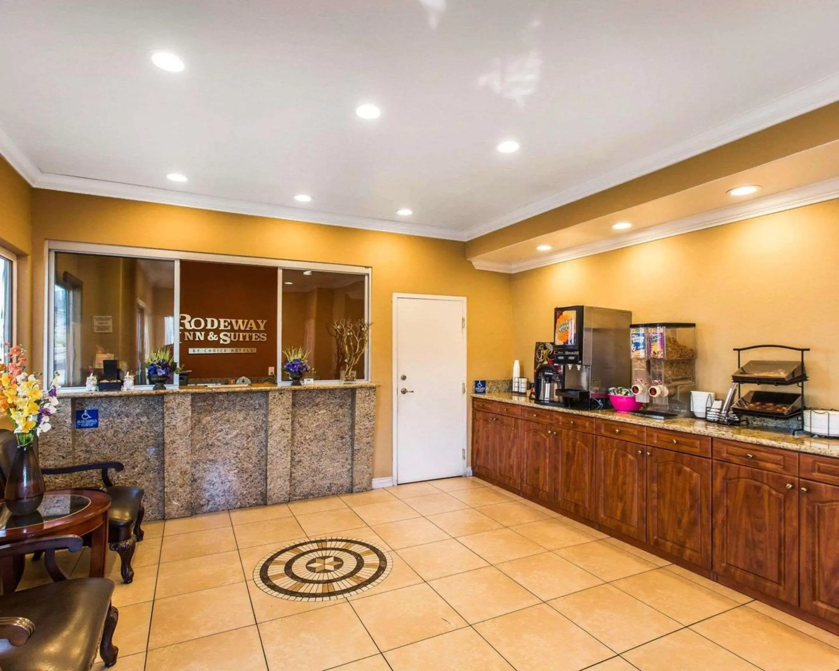 Lobby or reception, Restaurant/Places to Eat in Rodeway Inn & Suites Corona