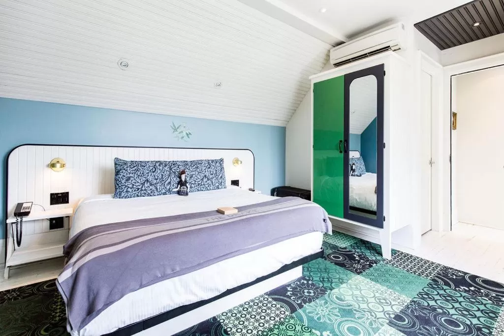 Bed in Drake Devonshire and Motor Inn