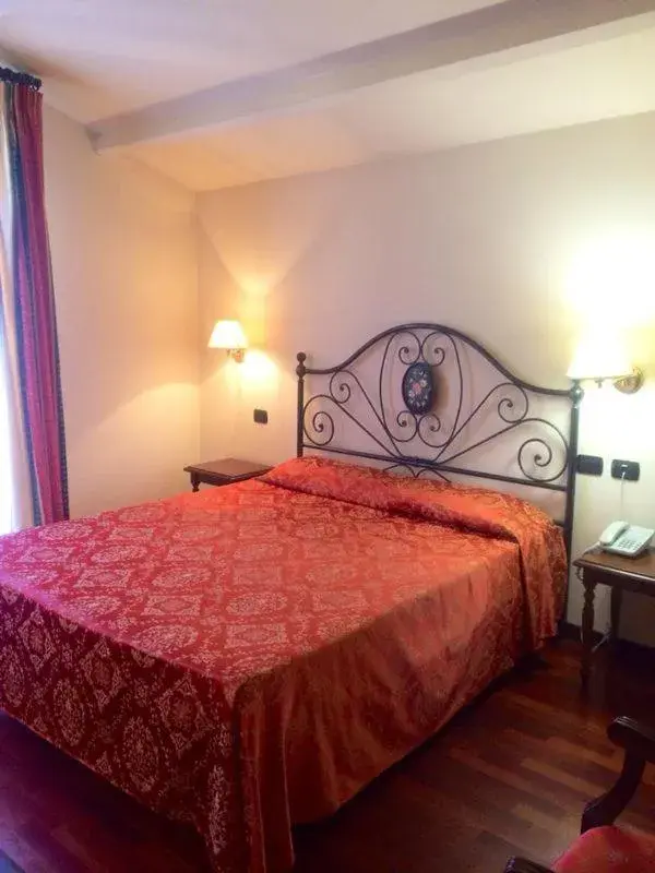 Bed in Villa Chiara Hotel