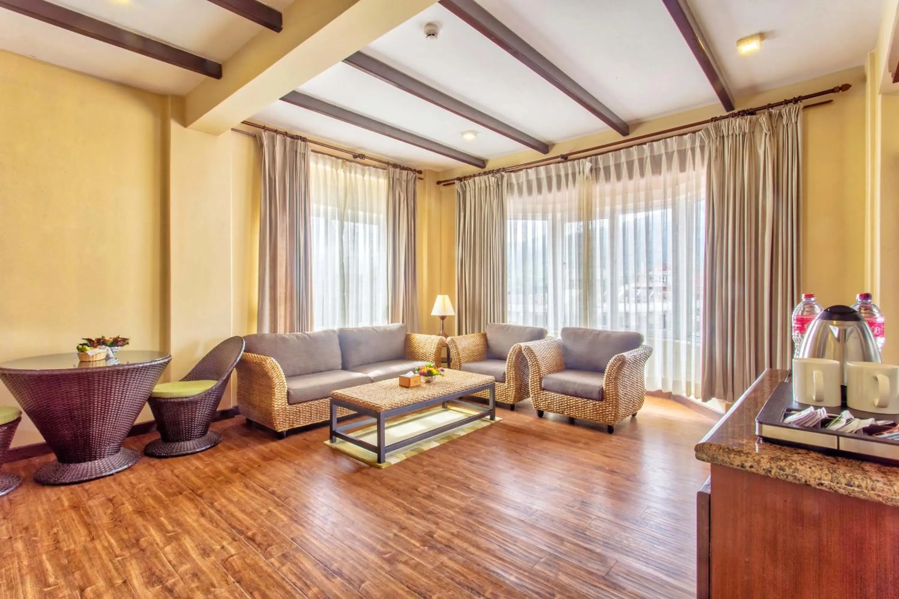 Living room, Seating Area in Da Yatra Courtyard Hotel