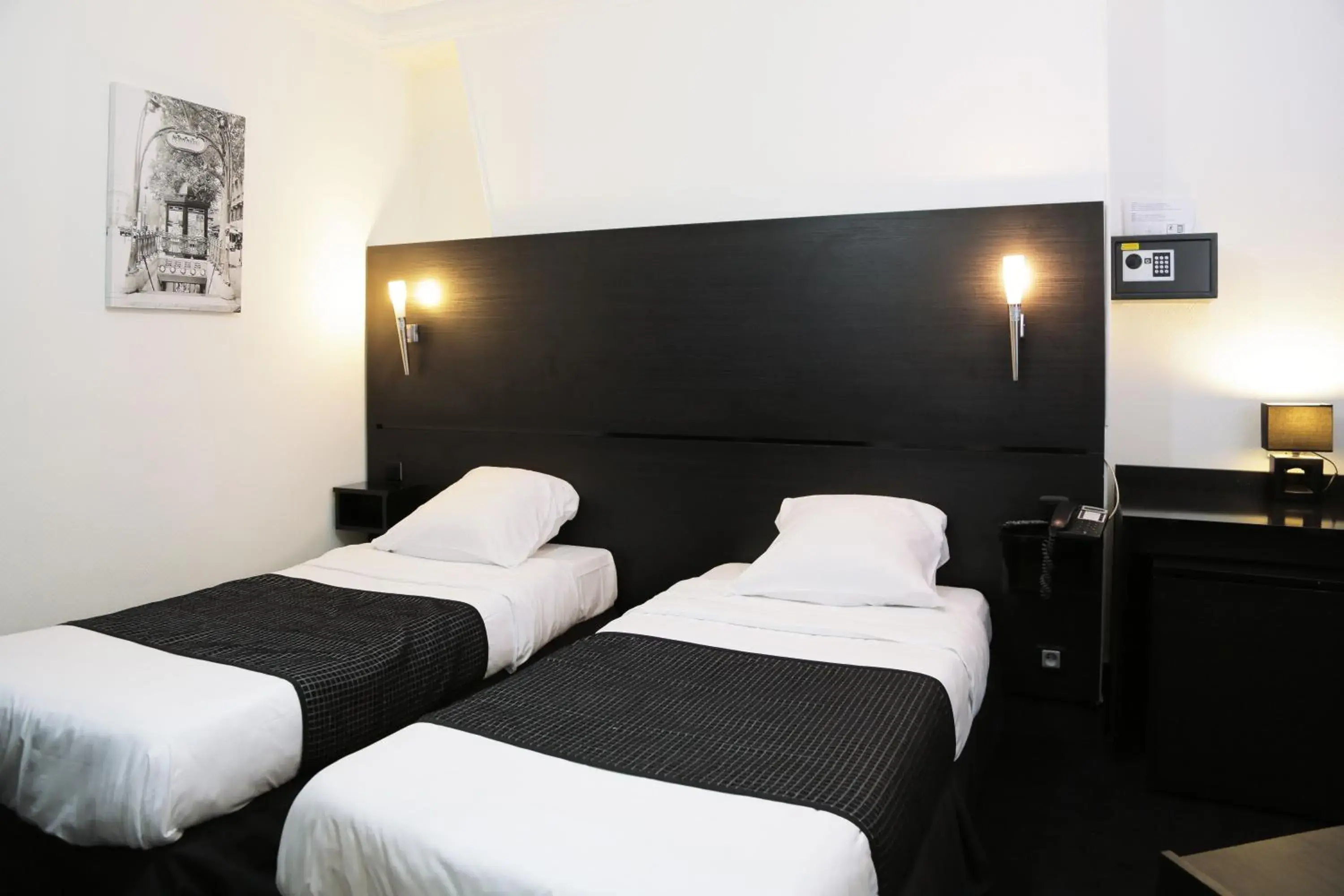 Bedroom, Bed in Hotel De L'Exposition - Republique