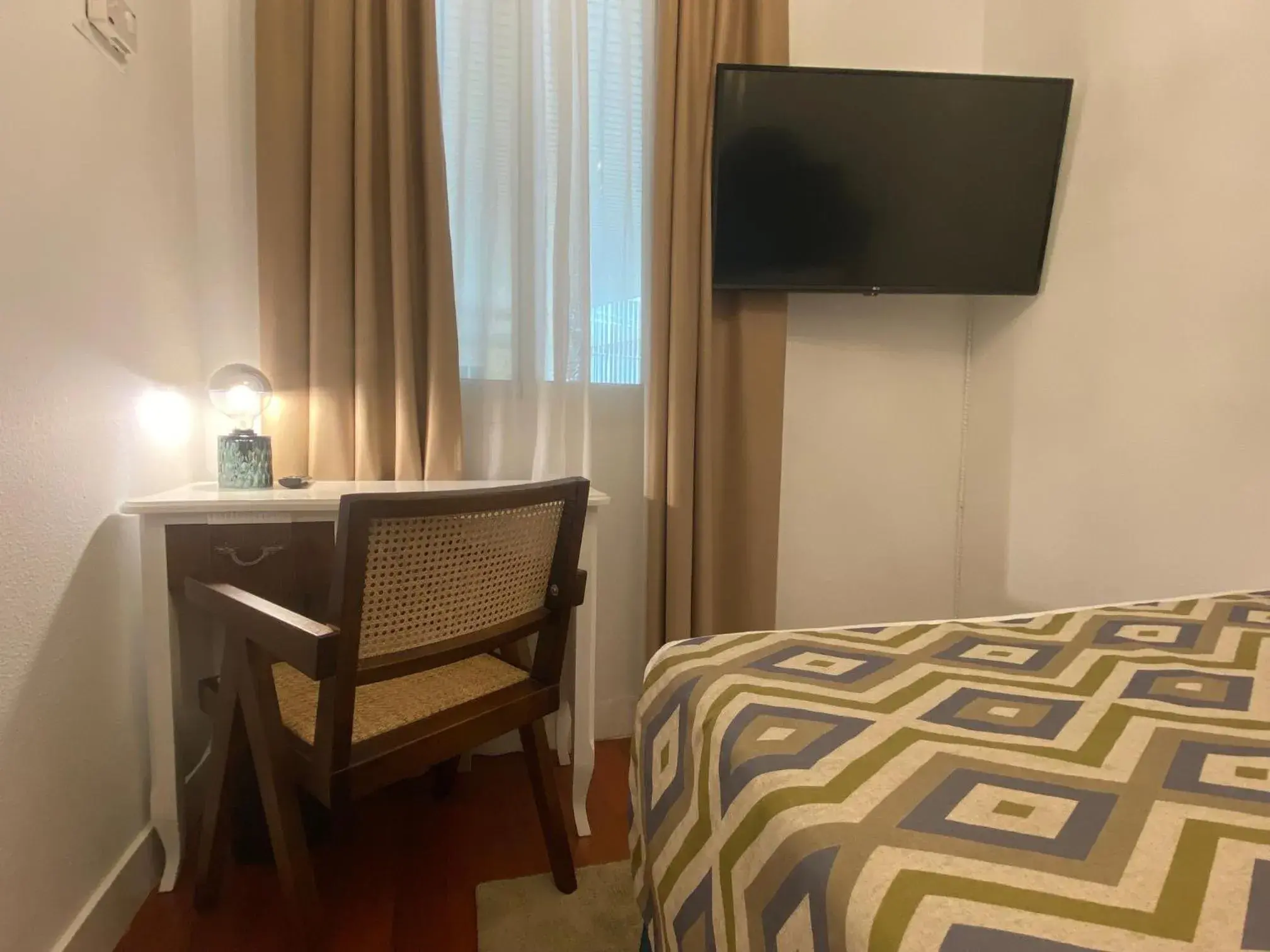 TV and multimedia, TV/Entertainment Center in Hotel Derby Sevilla