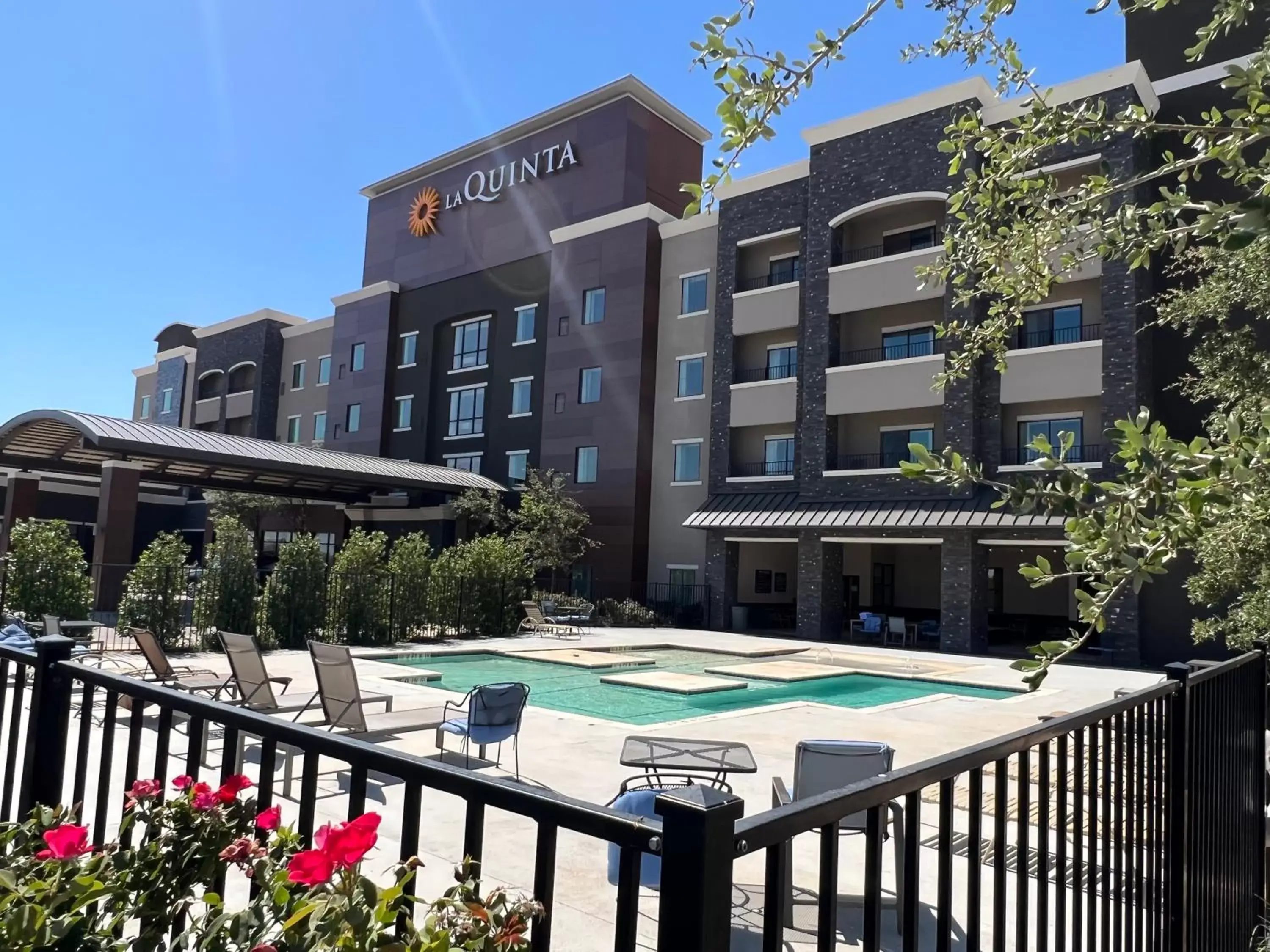 Property building, Pool View in La Quinta Inn & Suites by Wyndham Lubbock Southwest