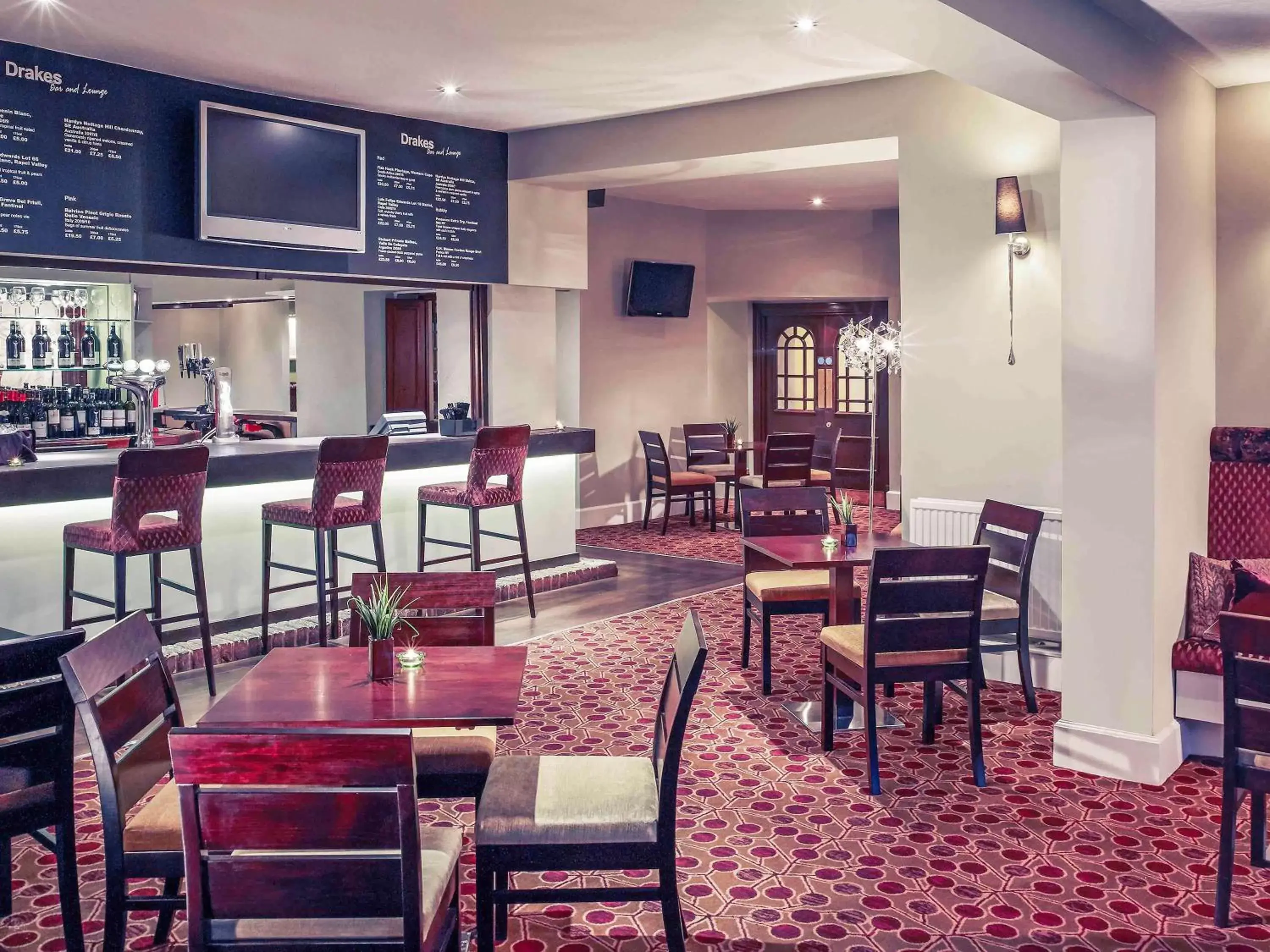 Lounge or bar, Restaurant/Places to Eat in Mercure Exeter Rougemont Hotel