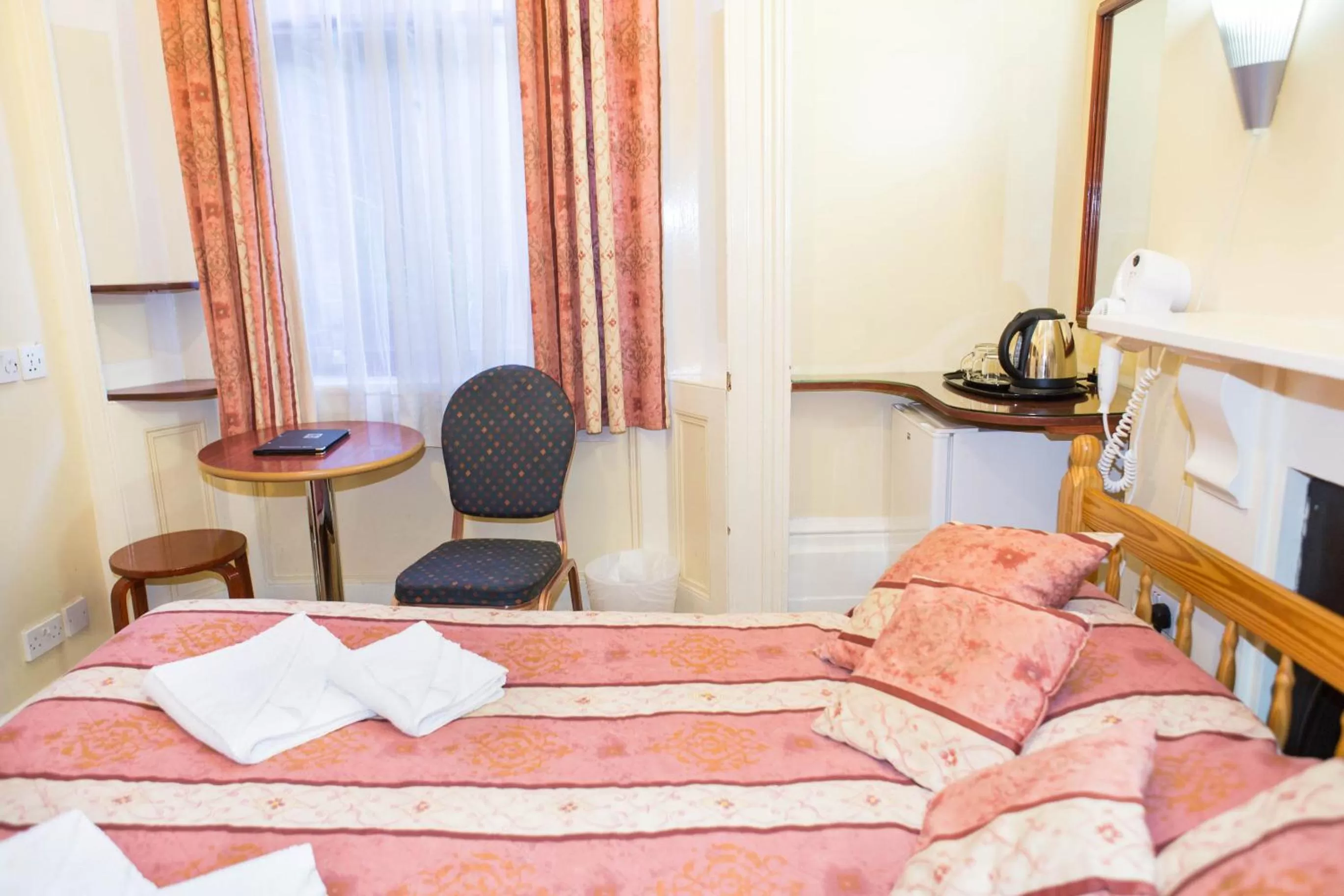 Bedroom, Bed in Shakespeare Hotel