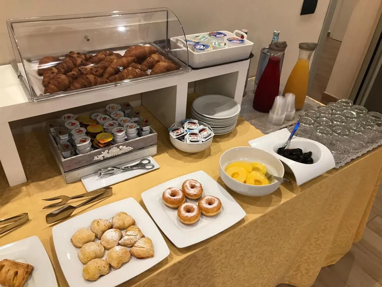 Continental breakfast in Hotel Bruman