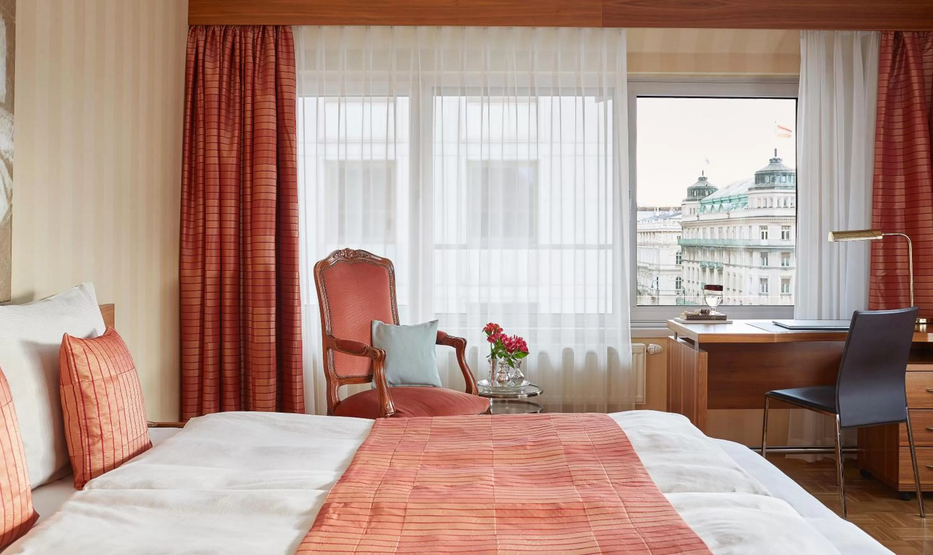 Photo of the whole room, Bed in Living Hotel an der Oper