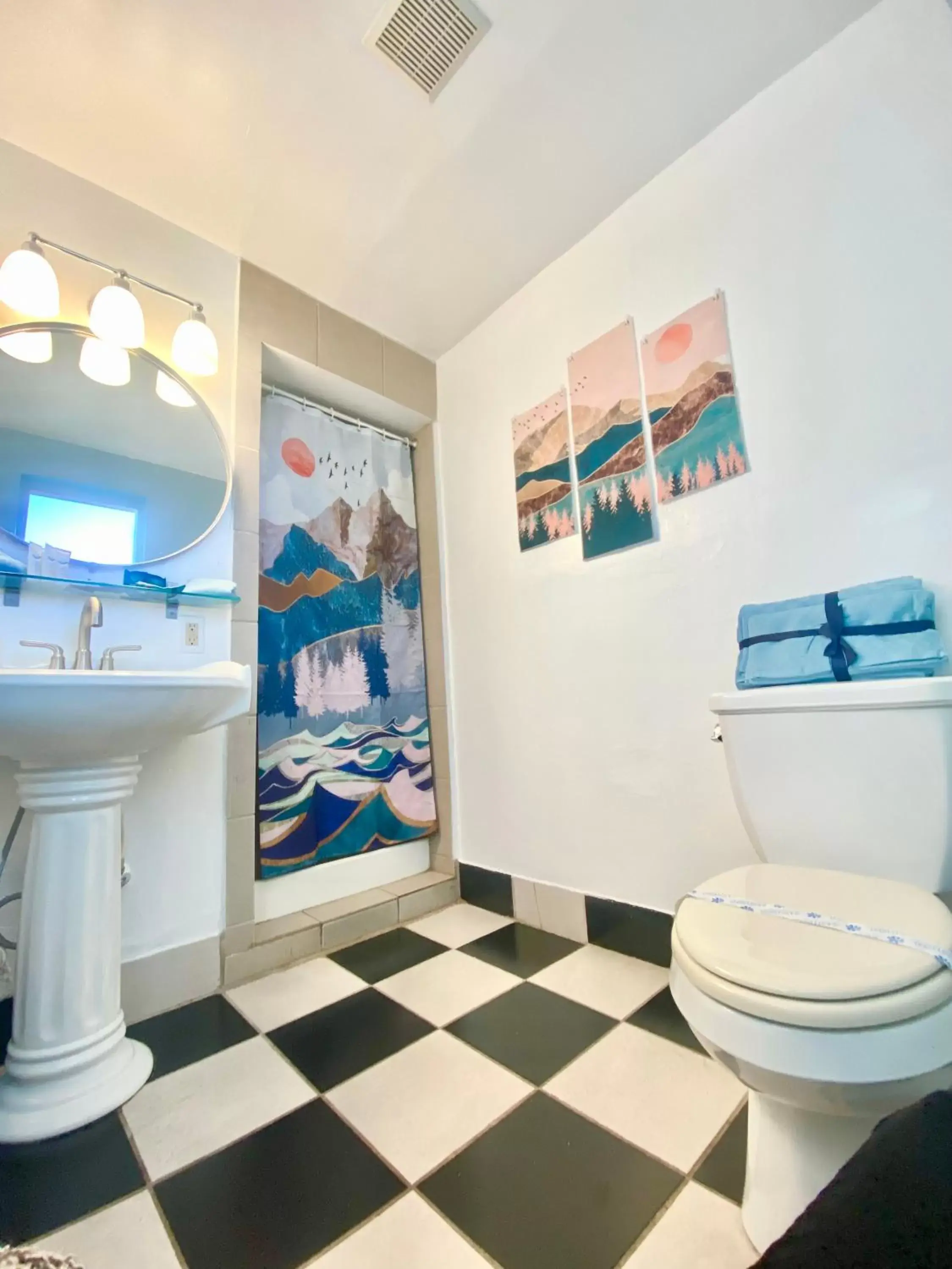 Bathroom in Bluebird Day Inn & Suites