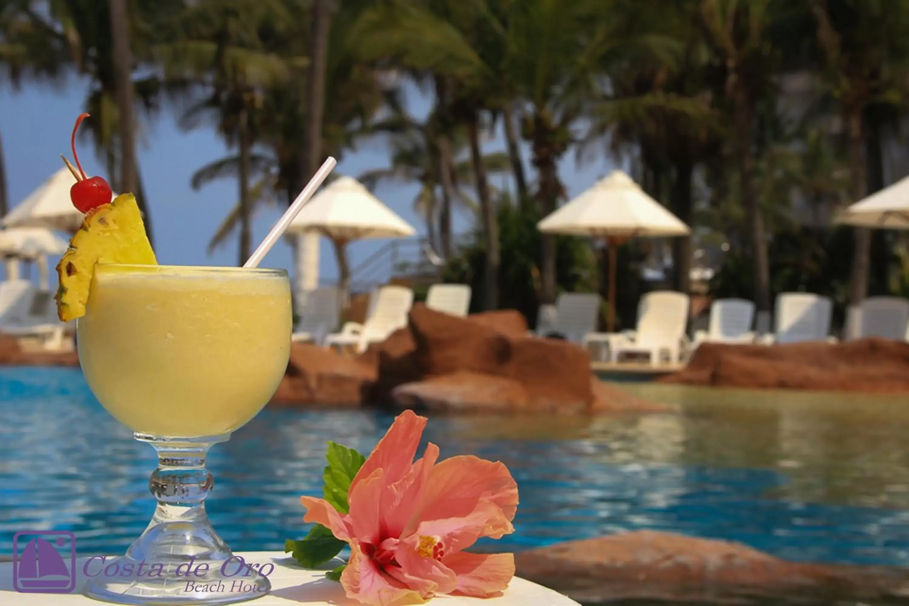 Swimming pool in Costa de Oro Beach Hotel