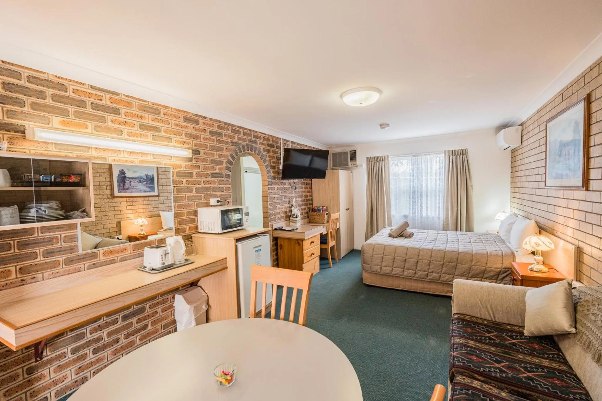 Bed in Settlers Motor Inn