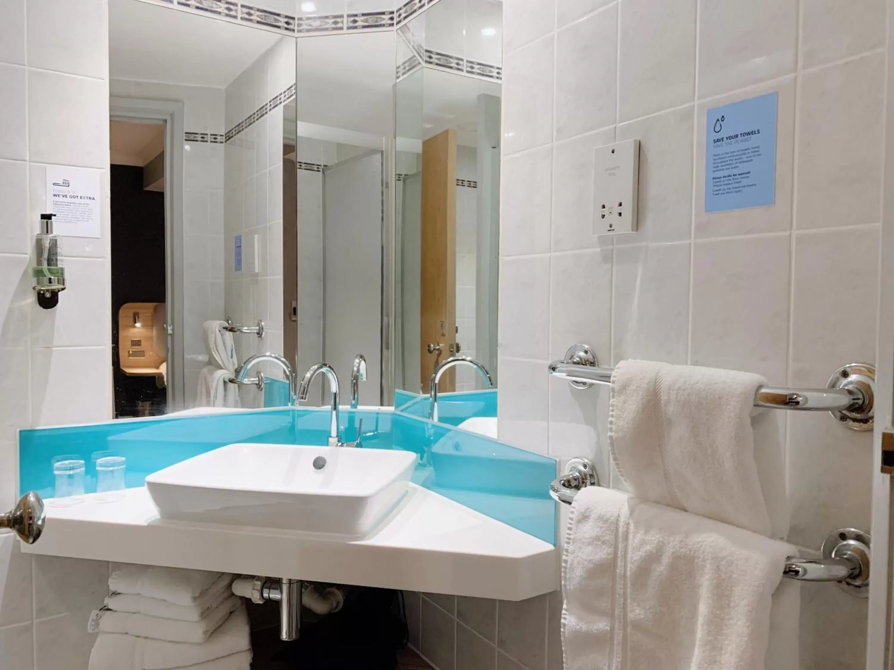 Photo of the whole room, Bathroom in Holiday Inn Express London Victoria, an IHG Hotel