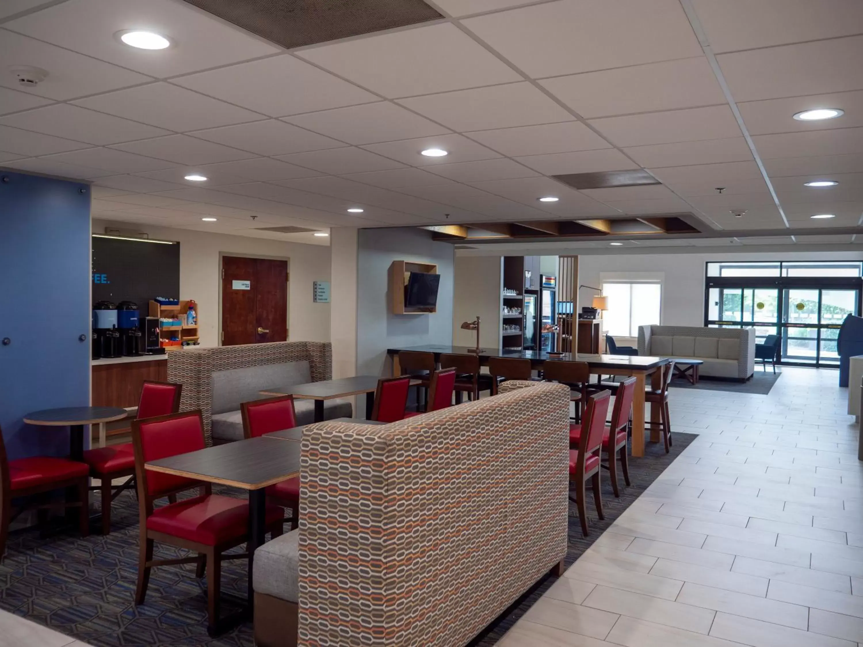 Lounge/Bar in Holiday Inn Express & Suites Greenville Airport, an IHG Hotel