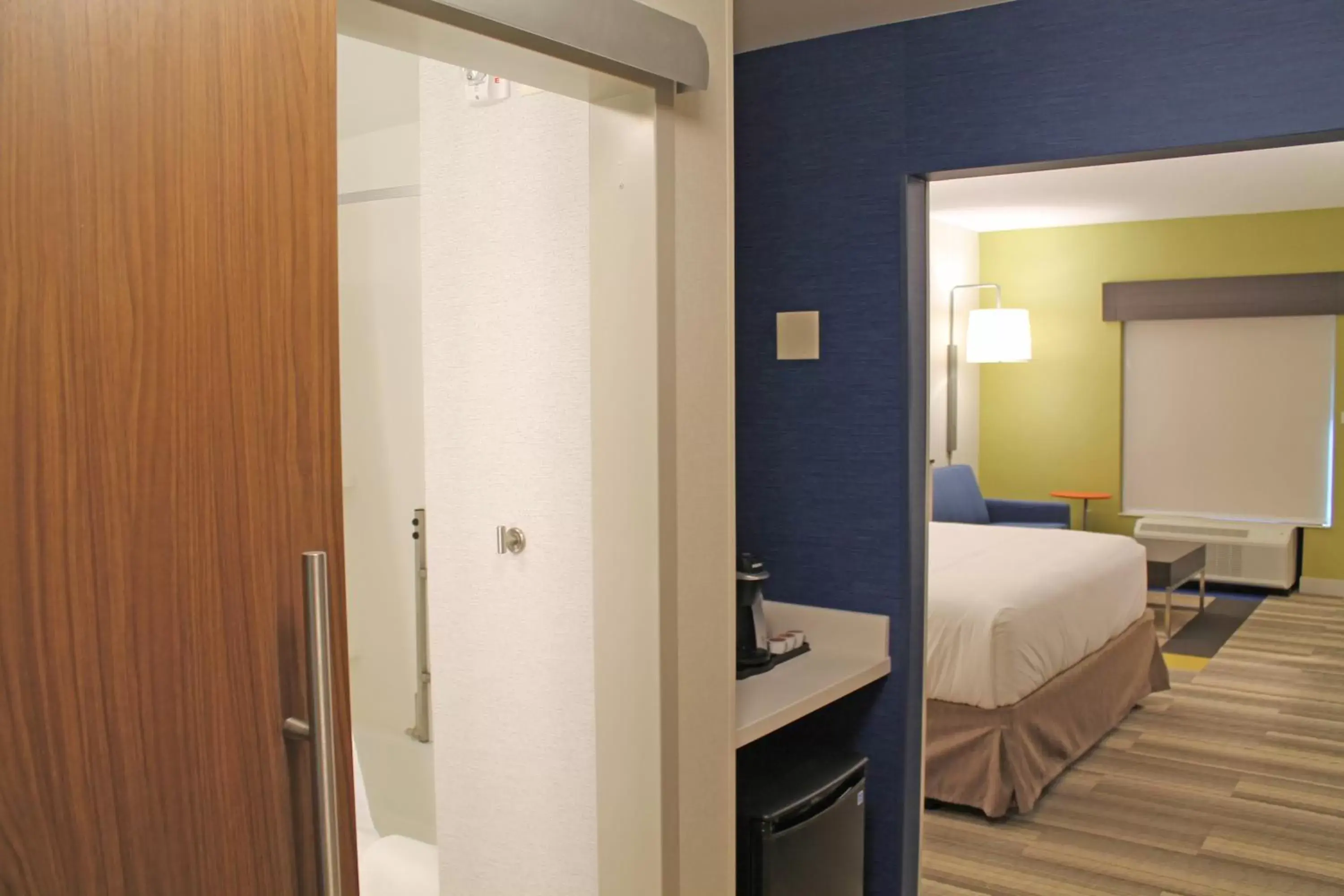 Photo of the whole room, Bed in Holiday Inn Express & Suites - St. Louis South - I-55, an IHG Hotel