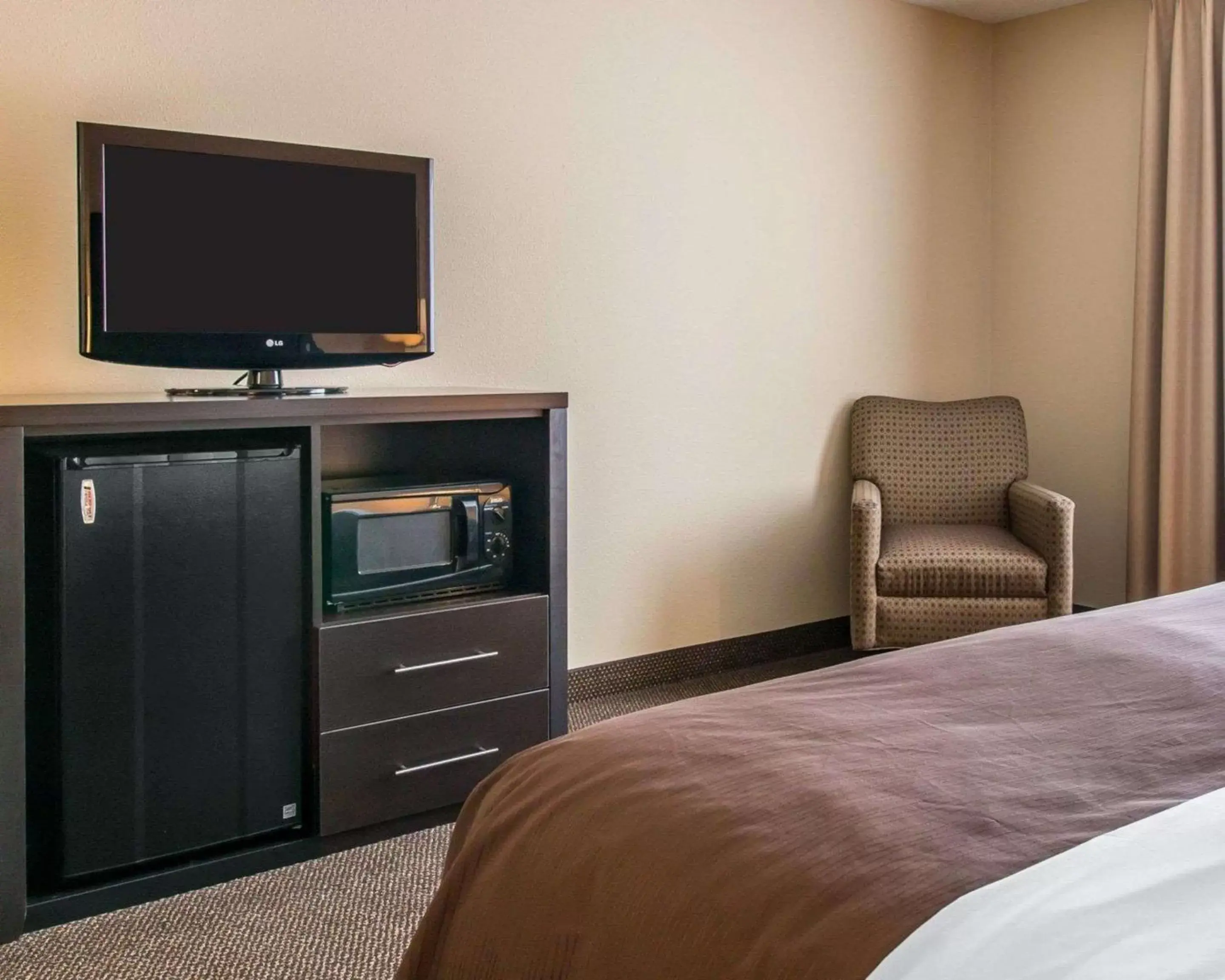 Photo of the whole room, TV/Entertainment Center in Quality Inn & Suites Niles