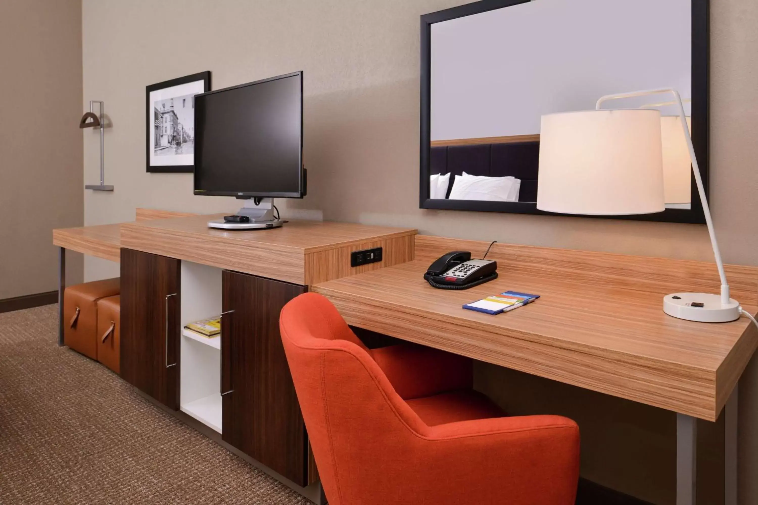 Bedroom, TV/Entertainment Center in Hampton Inn & Suites Woodland-Sacramento Area