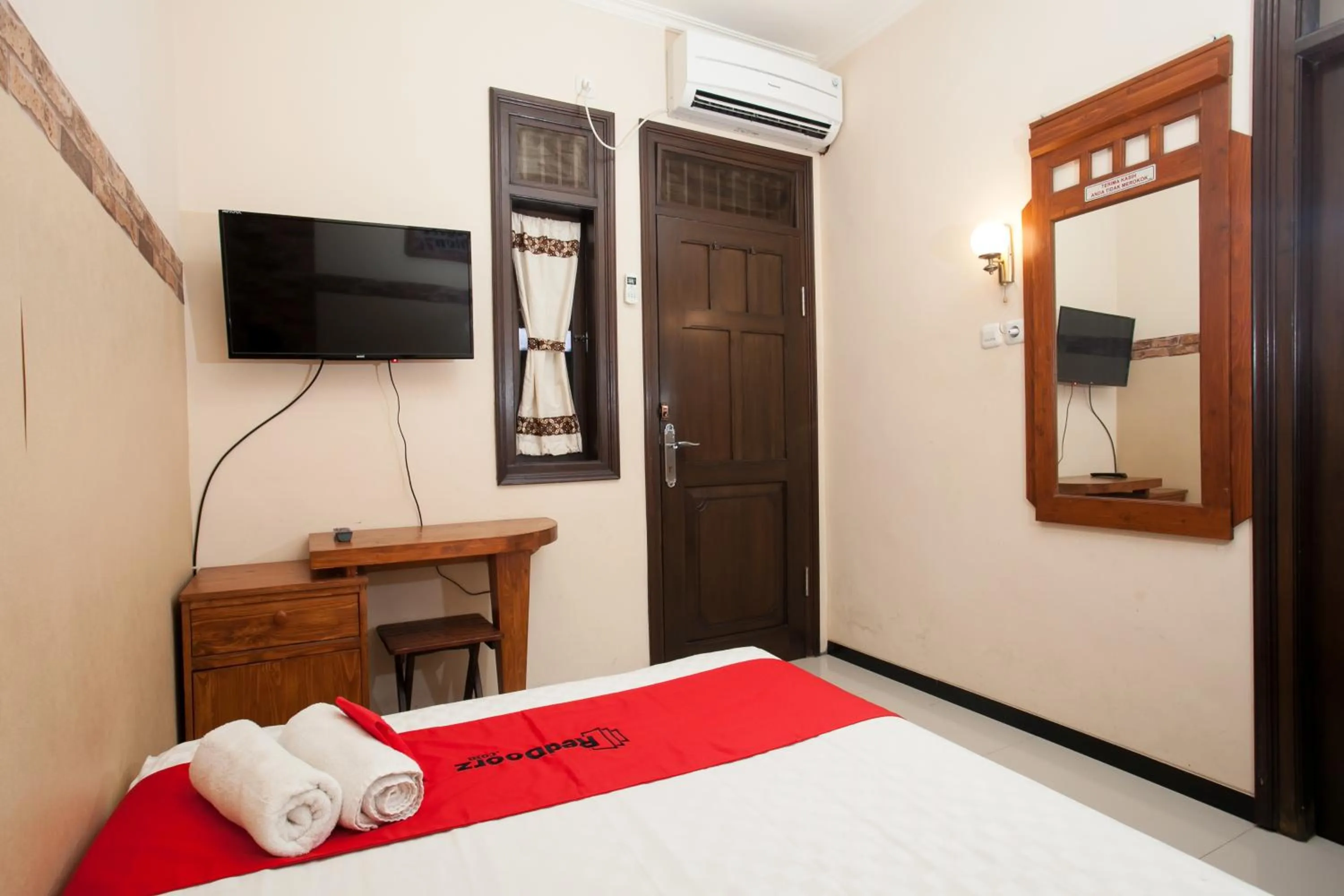 TV/Entertainment Center in RedDoorz @ Omah Wetan Sawojajar Malang