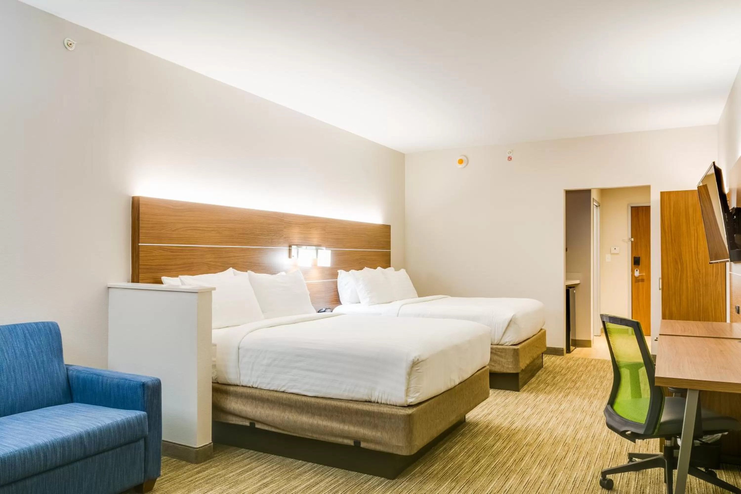 Photo of the whole room, Bed in Holiday Inn Express & Suites Russellville by IHG
