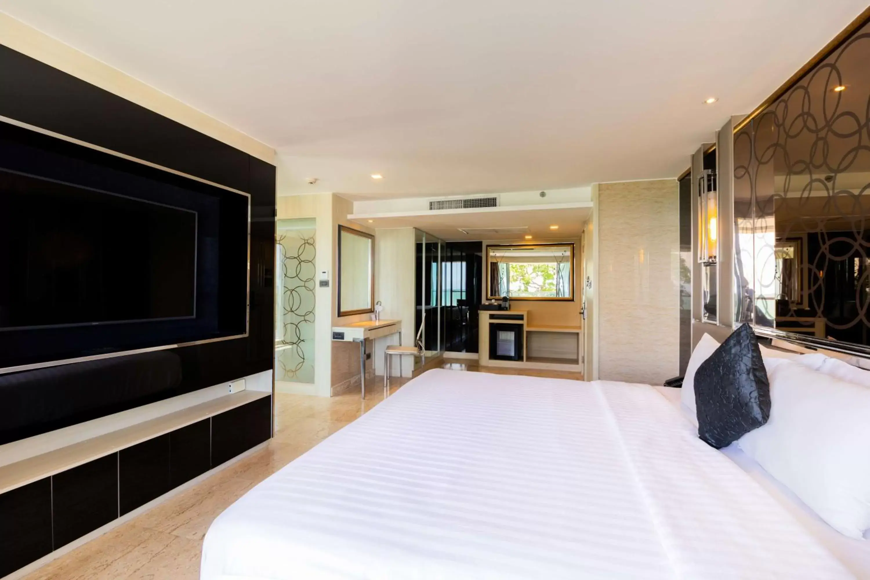 Bedroom, Bed in The Sanctuary Resort Pattaya, BW Signature Collection