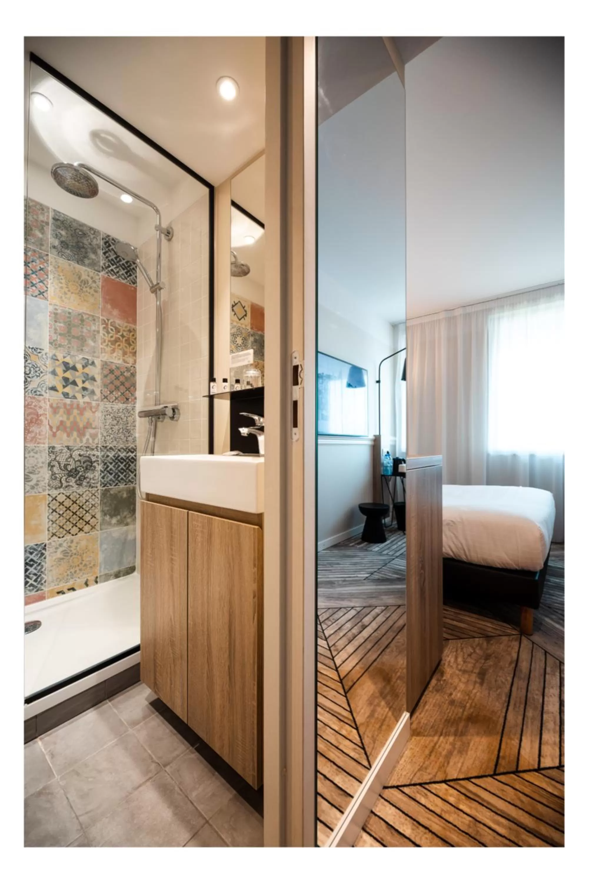 Bathroom, Bed in The Originals Boutique, Hôtel Maison Montmartre Paris Les Puces