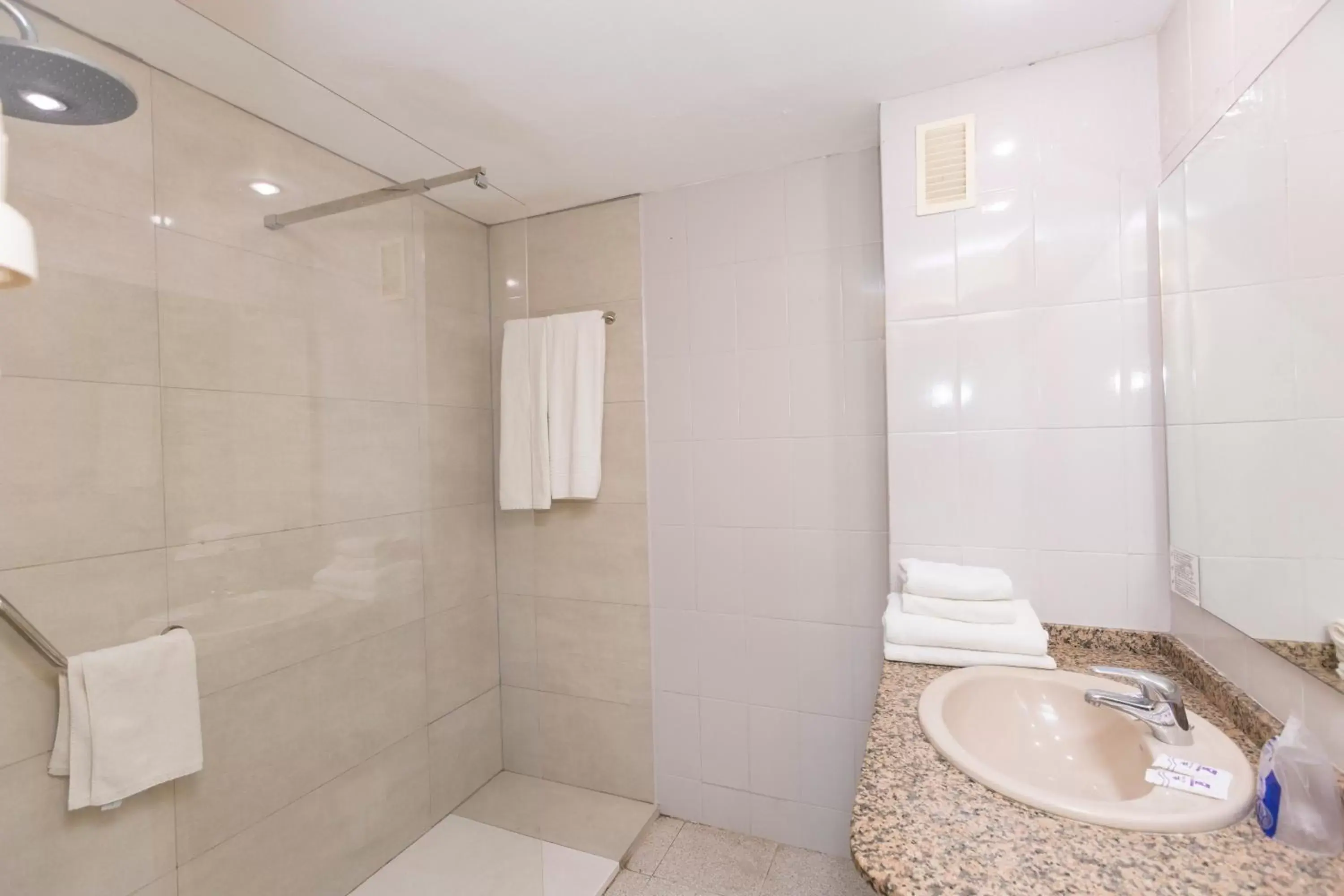 Shower, Bathroom in Hotel LIVVO Veril Playa